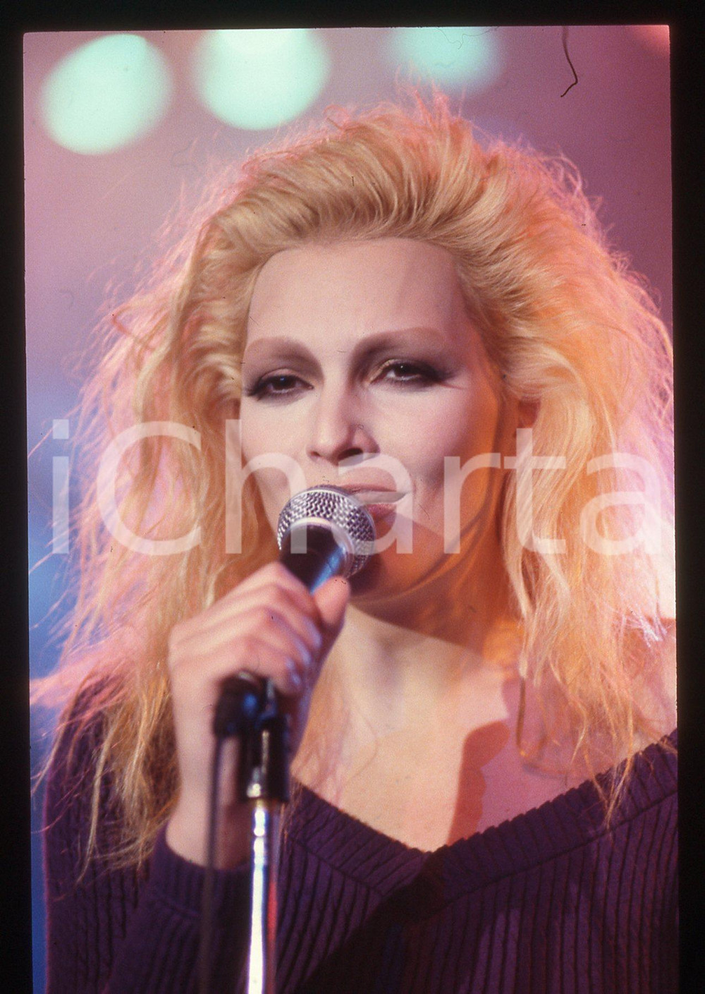 35mm vintage slide* 1988 Anna OXA in concerto canta "Quando nasce un amore" (10)   Diapositiva d'epoca, in formato 35 mm. CONDIZIONI: GOODE' severamente vietata la riproduzione. Tutti i diritti sono riservati. ICharta mette in vendita, sul negozio eBay e in esclusiva sul sito "icharta" il proprio archivio composto da numerose diapositive e negativi fotografici d'epoca, tutti originali e autentici, che attraversano la storia del costume italiano tra gli la fine degli anni Sessanta e Novanta.Si tratta di uno sguardo inedito sull'attualit&agrave;, la politica, la vita quotidiana, il gossip e la cultura, che fotografa il cambiamento della nazione in quest'ultimo scorcio del XX secolo. Un'occasione unica per il mercato del collezionismo, che vede finalmente disponibile un archivio eccezionale per vastit&agrave;, tematiche e condizioni, in un settore (il negativo fotografico e la diapositiva) di assoluta novit&agrave; e dalle interessanti prospettive di investimento.     originale e autentica 1