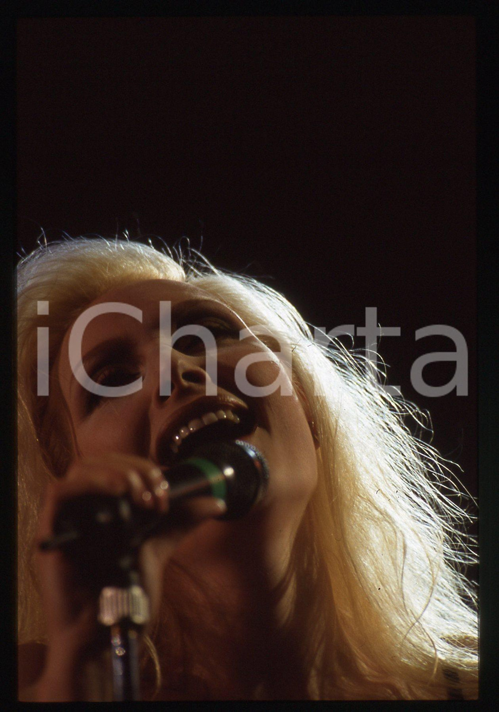 35mm vintage slide* 1988 Anna OXA in concerto canta "Quando nasce un amore" (11)   Diapositiva d'epoca, in formato 35 mm. CONDIZIONI: GOODE' severamente vietata la riproduzione. Tutti i diritti sono riservati. ICharta mette in vendita, sul negozio eBay e in esclusiva sul sito "icharta" il proprio archivio composto da numerose diapositive e negativi fotografici d'epoca, tutti originali e autentici, che attraversano la storia del costume italiano tra gli la fine degli anni Sessanta e Novanta.Si tratta di uno sguardo inedito sull'attualit&agrave;, la politica, la vita quotidiana, il gossip e la cultura, che fotografa il cambiamento della nazione in quest'ultimo scorcio del XX secolo. Un'occasione unica per il mercato del collezionismo, che vede finalmente disponibile un archivio eccezionale per vastit&agrave;, tematiche e condizioni, in un settore (il negativo fotografico e la diapositiva) di assoluta novit&agrave; e dalle interessanti prospettive di investimento.     originale e autentica 1