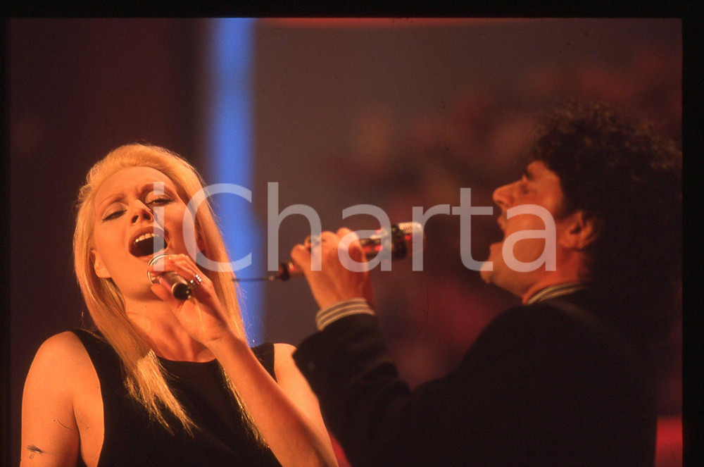 35mm vintage slide*1989 Festival di SANREMO Anna OXA e Fausto LEALI "Ti lascerò"   Diapositiva d'epoca, in formato 35 mm. CONDIZIONI: GOODE' severamente vietata la riproduzione. Tutti i diritti sono riservati. ICharta mette in vendita, sul negozio eBay e in esclusiva sul sito "icharta" il proprio archivio composto da numerose diapositive e negativi fotografici d'epoca, tutti originali e autentici, che attraversano la storia del costume italiano tra gli la fine degli anni Sessanta e Novanta.Si tratta di uno sguardo inedito sull'attualit&agrave;, la politica, la vita quotidiana, il gossip e la cultura, che fotografa il cambiamento della nazione in quest'ultimo scorcio del XX secolo. Un'occasione unica per il mercato del collezionismo, che vede finalmente disponibile un archivio eccezionale per vastit&agrave;, tematiche e condizioni, in un settore (il negativo fotografico e la diapositiva) di assoluta novit&agrave; e dalle interessanti prospettive di investimento.     originale e autentica 1