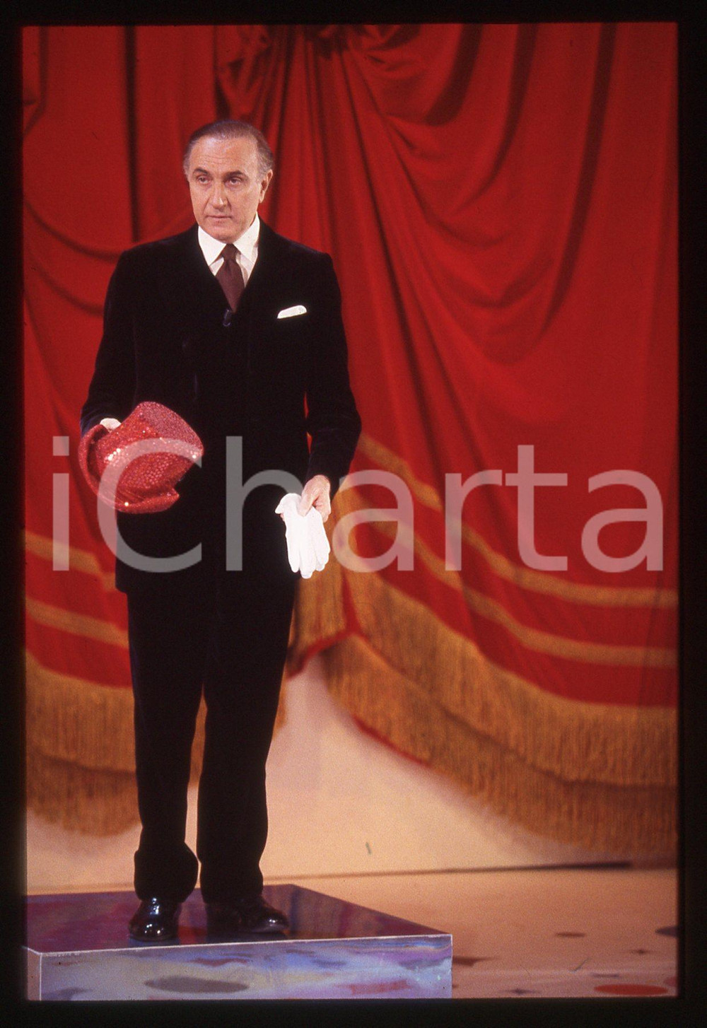 Fotografia d epoca originale 35mm vintage slide 1990ca Pippo BAUDO ritratto con cappello a cilindro rosso 1
