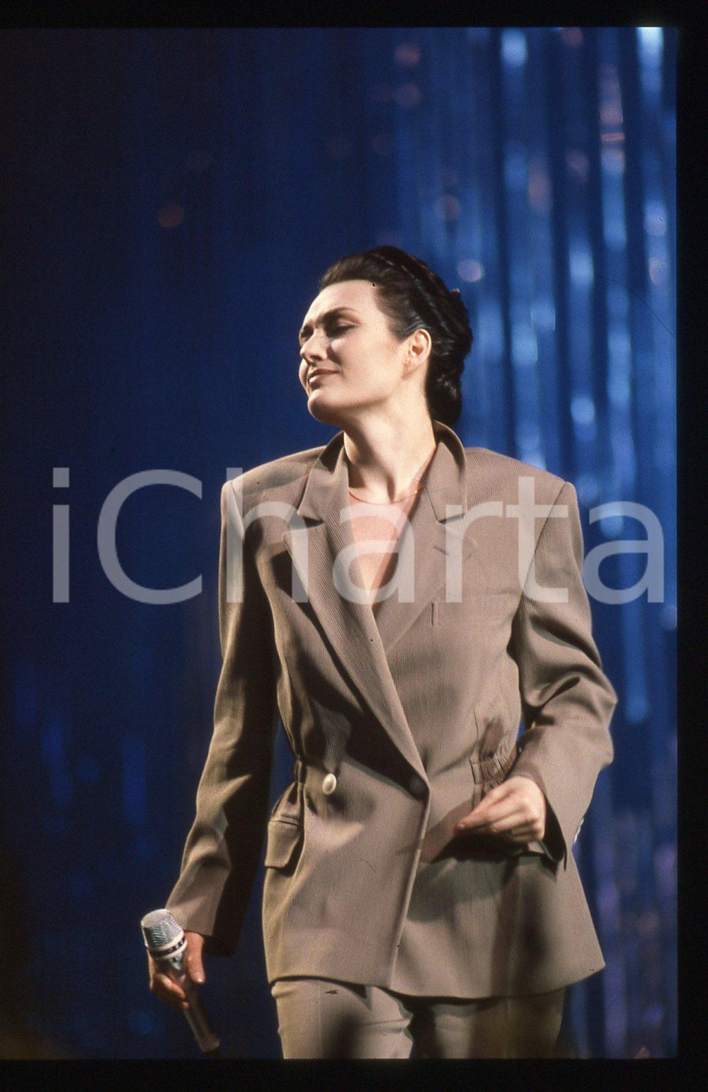 35mm vintage slide* 1990 Festival di SANREMO Anna OXA canta "Donna con te"   Diapositiva d'epoca, in formato 35 mm. CONDIZIONI: GOODE' severamente vietata la riproduzione. Tutti i diritti sono riservati. ICharta mette in vendita, sul negozio eBay e in esclusiva sul sito "icharta" il proprio archivio composto da numerose diapositive e negativi fotografici d'epoca, tutti originali e autentici, che attraversano la storia del costume italiano tra gli la fine degli anni Sessanta e Novanta.Si tratta di uno sguardo inedito sull'attualit&agrave;, la politica, la vita quotidiana, il gossip e la cultura, che fotografa il cambiamento della nazione in quest'ultimo scorcio del XX secolo. Un'occasione unica per il mercato del collezionismo, che vede finalmente disponibile un archivio eccezionale per vastit&agrave;, tematiche e condizioni, in un settore (il negativo fotografico e la diapositiva) di assoluta novit&agrave; e dalle interessanti prospettive di investimento.     originale e autentica 1