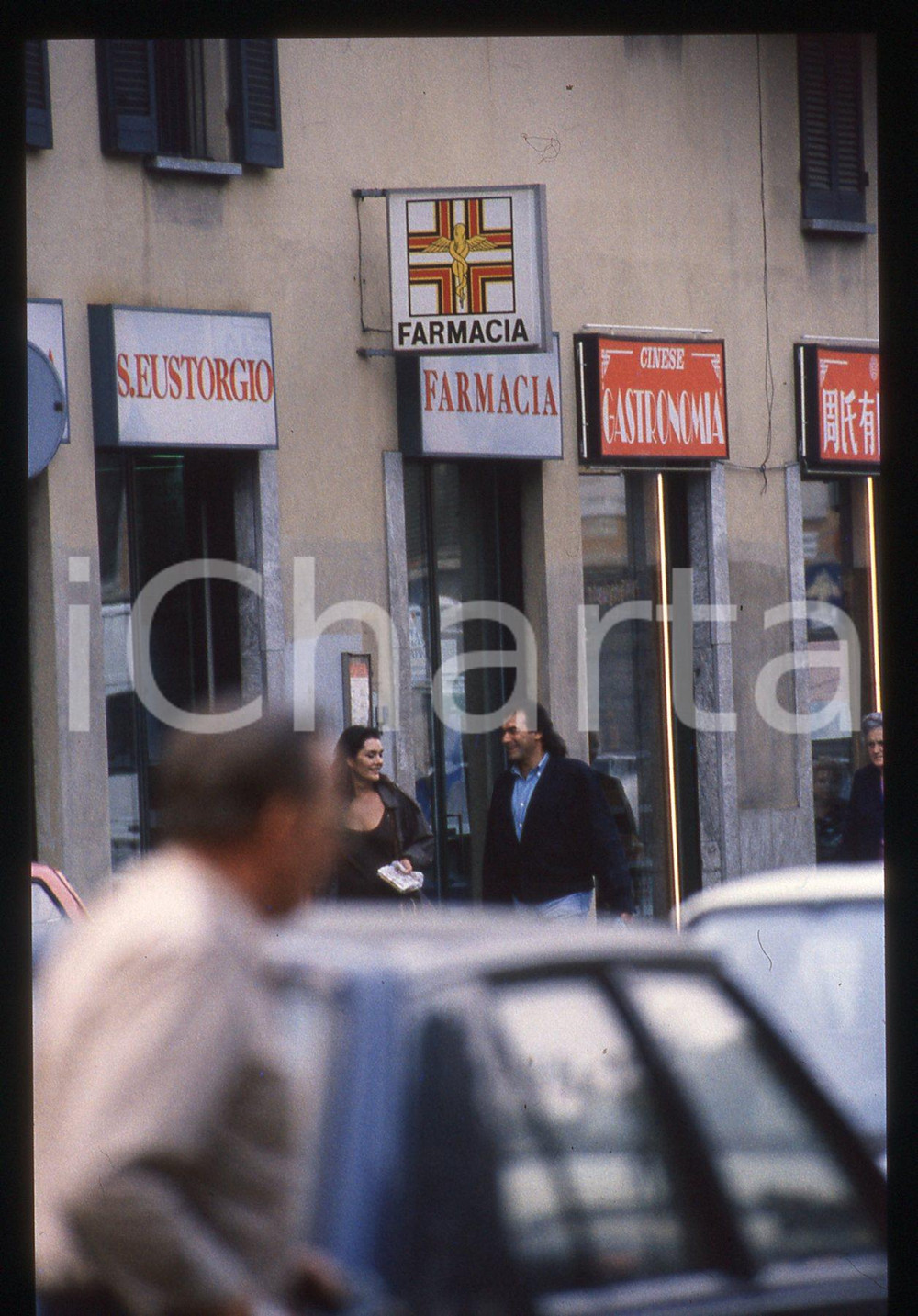 35mm vintage slide* 1990ca MILANO Anna OXA e Gianni BELLENO paparazzati   Diapositiva d'epoca, in formato 35 mm. CONDIZIONI: GOODE' severamente vietata la riproduzione. Tutti i diritti sono riservati. ICharta mette in vendita, sul negozio eBay e in esclusiva sul sito "icharta" il proprio archivio composto da numerose diapositive e negativi fotografici d'epoca, tutti originali e autentici, che attraversano la storia del costume italiano tra gli la fine degli anni Sessanta e Novanta.Si tratta di uno sguardo inedito sull'attualit&agrave;, la politica, la vita quotidiana, il gossip e la cultura, che fotografa il cambiamento della nazione in quest'ultimo scorcio del XX secolo. Un'occasione unica per il mercato del collezionismo, che vede finalmente disponibile un archivio eccezionale per vastit&agrave;, tematiche e condizioni, in un settore (il negativo fotografico e la diapositiva) di assoluta novit&agrave; e dalle interessanti prospettive di investimento.     originale e autentica 1