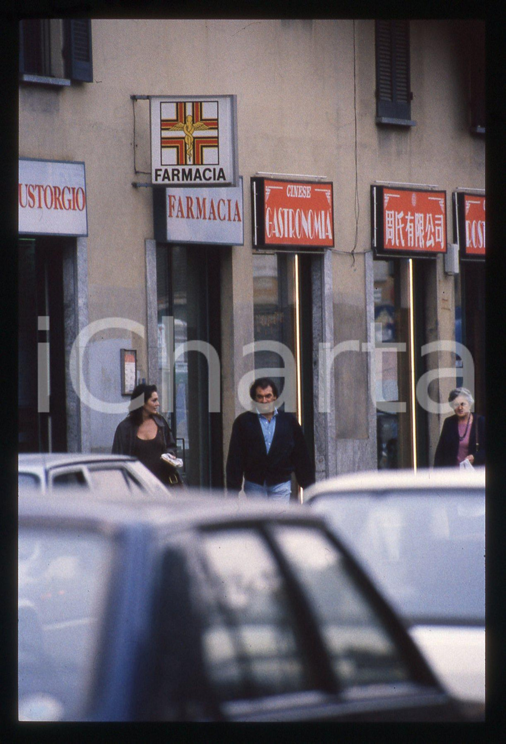 35mm vintage slide* 1990ca MILANO Anna OXA e Gianni BELLENO paparazzati (3)   Diapositiva d'epoca, in formato 35 mm. CONDIZIONI: GOODE' severamente vietata la riproduzione. Tutti i diritti sono riservati. ICharta mette in vendita, sul negozio eBay e in esclusiva sul sito "icharta" il proprio archivio composto da numerose diapositive e negativi fotografici d'epoca, tutti originali e autentici, che attraversano la storia del costume italiano tra gli la fine degli anni Sessanta e Novanta.Si tratta di uno sguardo inedito sull'attualit&agrave;, la politica, la vita quotidiana, il gossip e la cultura, che fotografa il cambiamento della nazione in quest'ultimo scorcio del XX secolo. Un'occasione unica per il mercato del collezionismo, che vede finalmente disponibile un archivio eccezionale per vastit&agrave;, tematiche e condizioni, in un settore (il negativo fotografico e la diapositiva) di assoluta novit&agrave; e dalle interessanti prospettive di investimento.     originale e autentica 1