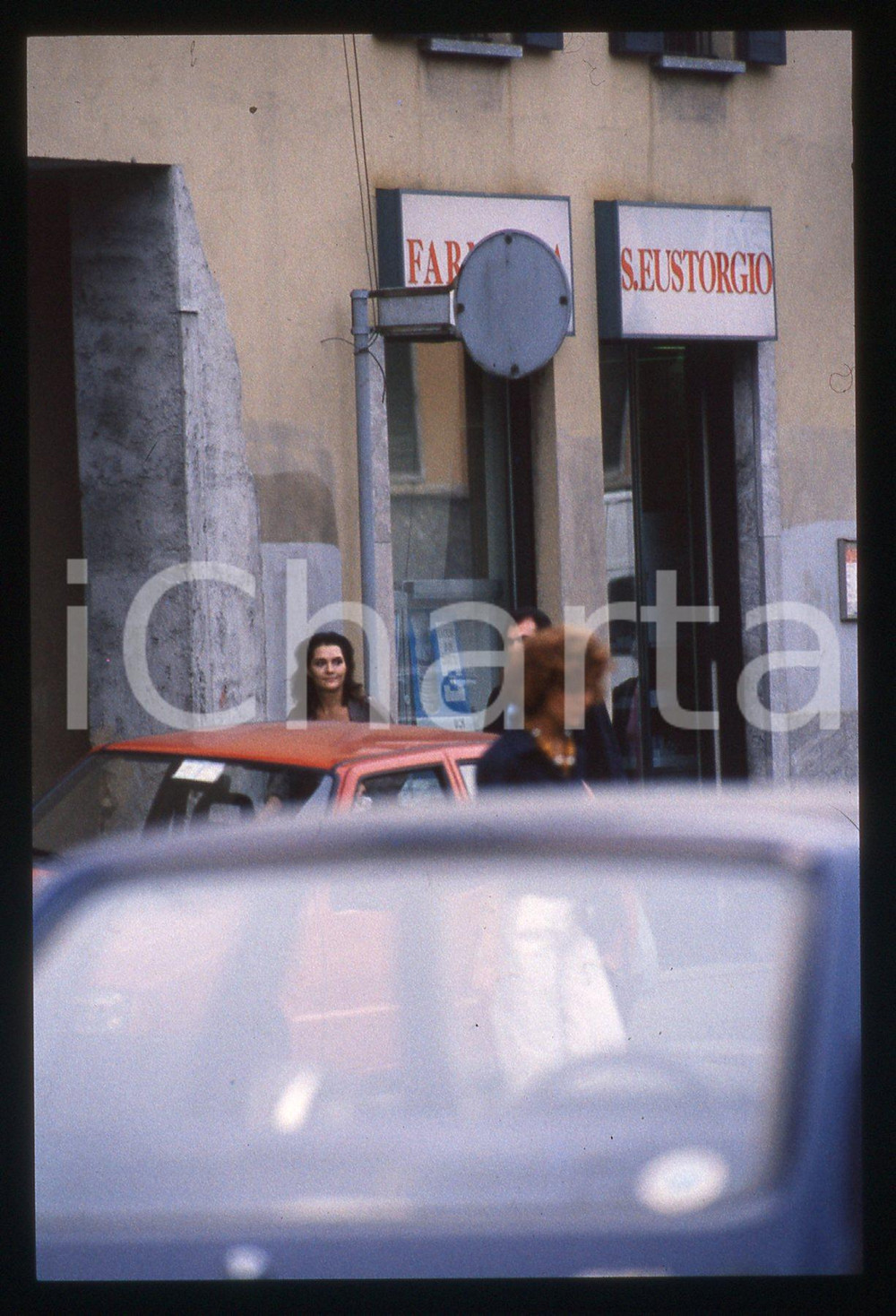 35mm vintage slide* 1990ca MILANO Anna OXA e Gianni BELLENO paparazzati (7)   Diapositiva d'epoca, in formato 35 mm. CONDIZIONI: GOODE' severamente vietata la riproduzione. Tutti i diritti sono riservati. ICharta mette in vendita, sul negozio eBay e in esclusiva sul sito "icharta" il proprio archivio composto da numerose diapositive e negativi fotografici d'epoca, tutti originali e autentici, che attraversano la storia del costume italiano tra gli la fine degli anni Sessanta e Novanta.Si tratta di uno sguardo inedito sull'attualit&agrave;, la politica, la vita quotidiana, il gossip e la cultura, che fotografa il cambiamento della nazione in quest'ultimo scorcio del XX secolo. Un'occasione unica per il mercato del collezionismo, che vede finalmente disponibile un archivio eccezionale per vastit&agrave;, tematiche e condizioni, in un settore (il negativo fotografico e la diapositiva) di assoluta novit&agrave; e dalle interessanti prospettive di investimento.     originale e autentica 1