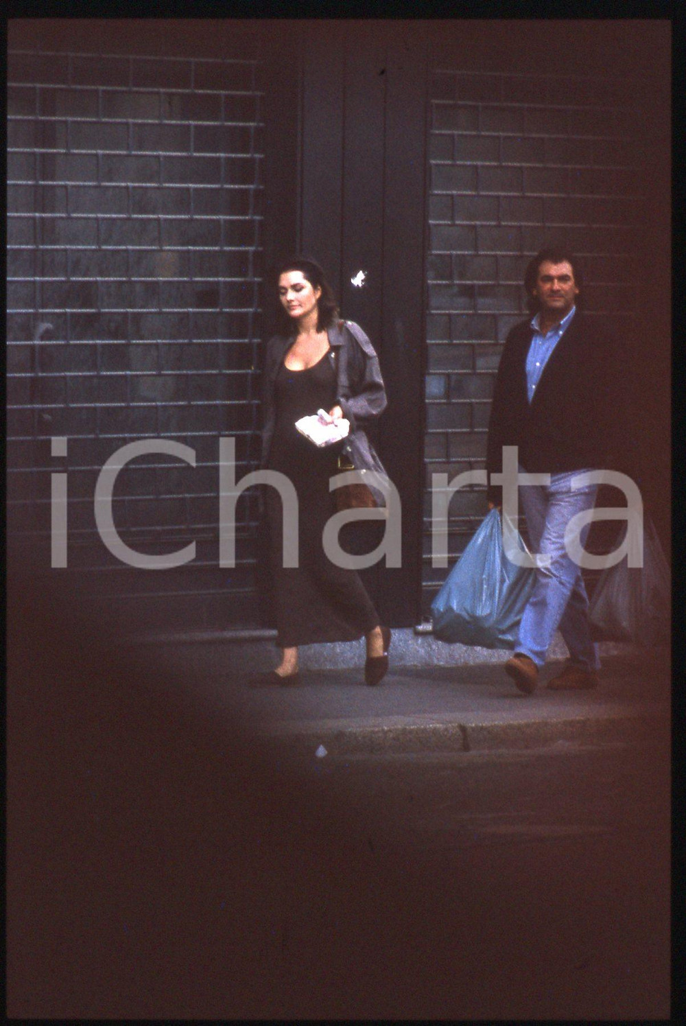 35mm vintage slide* 1990ca MILANO Anna OXA e Gianni BELLENO paparazzati (8)   Diapositiva d'epoca, in formato 35 mm. CONDIZIONI: GOODE' severamente vietata la riproduzione. Tutti i diritti sono riservati. ICharta mette in vendita, sul negozio eBay e in esclusiva sul sito "icharta" il proprio archivio composto da numerose diapositive e negativi fotografici d'epoca, tutti originali e autentici, che attraversano la storia del costume italiano tra gli la fine degli anni Sessanta e Novanta.Si tratta di uno sguardo inedito sull'attualit&agrave;, la politica, la vita quotidiana, il gossip e la cultura, che fotografa il cambiamento della nazione in quest'ultimo scorcio del XX secolo. Un'occasione unica per il mercato del collezionismo, che vede finalmente disponibile un archivio eccezionale per vastit&agrave;, tematiche e condizioni, in un settore (il negativo fotografico e la diapositiva) di assoluta novit&agrave; e dalle interessanti prospettive di investimento.     originale e autentica 1