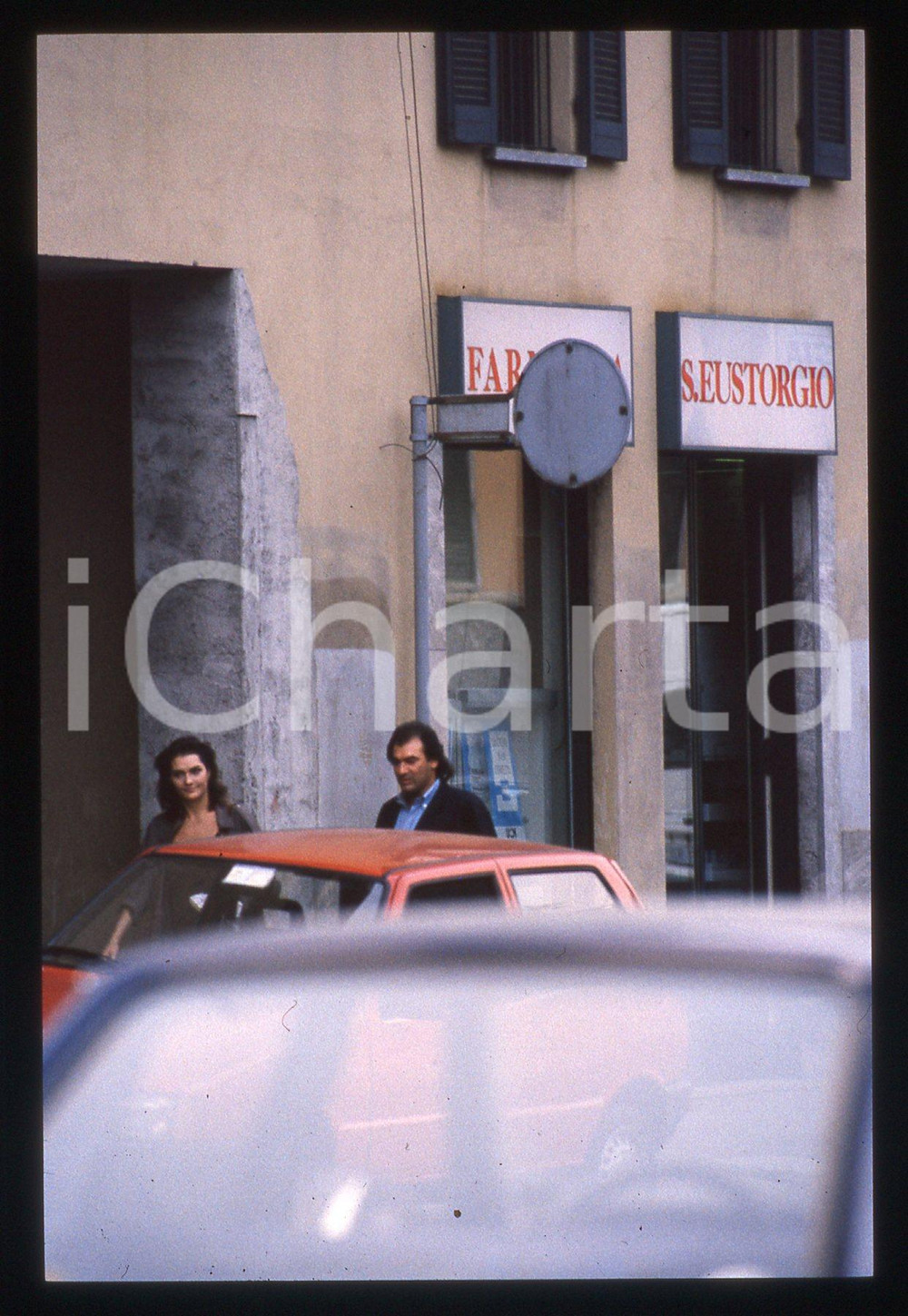 35mm vintage slide* 1990ca MILANO Anna OXA e Gianni BELLENO paparazzati (9)   Diapositiva d'epoca, in formato 35 mm. CONDIZIONI: GOODE' severamente vietata la riproduzione. Tutti i diritti sono riservati. ICharta mette in vendita, sul negozio eBay e in esclusiva sul sito "icharta" il proprio archivio composto da numerose diapositive e negativi fotografici d'epoca, tutti originali e autentici, che attraversano la storia del costume italiano tra gli la fine degli anni Sessanta e Novanta.Si tratta di uno sguardo inedito sull'attualit&agrave;, la politica, la vita quotidiana, il gossip e la cultura, che fotografa il cambiamento della nazione in quest'ultimo scorcio del XX secolo. Un'occasione unica per il mercato del collezionismo, che vede finalmente disponibile un archivio eccezionale per vastit&agrave;, tematiche e condizioni, in un settore (il negativo fotografico e la diapositiva) di assoluta novit&agrave; e dalle interessanti prospettive di investimento.     originale e autentica 1