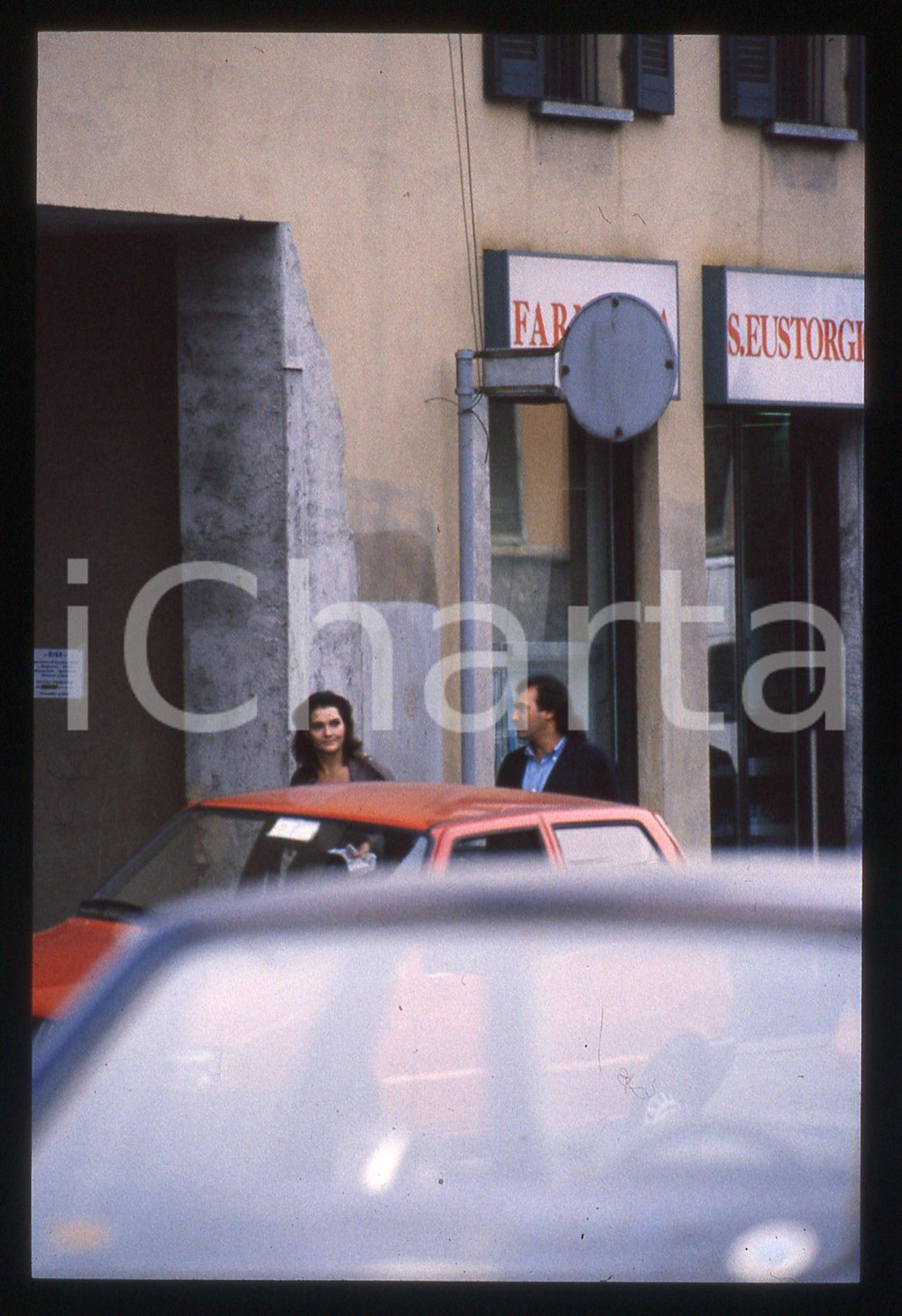 35mm vintage slide* 1990ca MILANO Anna OXA e Gianni BELLENO paparazzati (10)   Diapositiva d'epoca, in formato 35 mm. CONDIZIONI: GOODE' severamente vietata la riproduzione. Tutti i diritti sono riservati. ICharta mette in vendita, sul negozio eBay e in esclusiva sul sito "icharta" il proprio archivio composto da numerose diapositive e negativi fotografici d'epoca, tutti originali e autentici, che attraversano la storia del costume italiano tra gli la fine degli anni Sessanta e Novanta.Si tratta di uno sguardo inedito sull'attualit&agrave;, la politica, la vita quotidiana, il gossip e la cultura, che fotografa il cambiamento della nazione in quest'ultimo scorcio del XX secolo. Un'occasione unica per il mercato del collezionismo, che vede finalmente disponibile un archivio eccezionale per vastit&agrave;, tematiche e condizioni, in un settore (il negativo fotografico e la diapositiva) di assoluta novit&agrave; e dalle interessanti prospettive di investimento.     originale e autentica 1