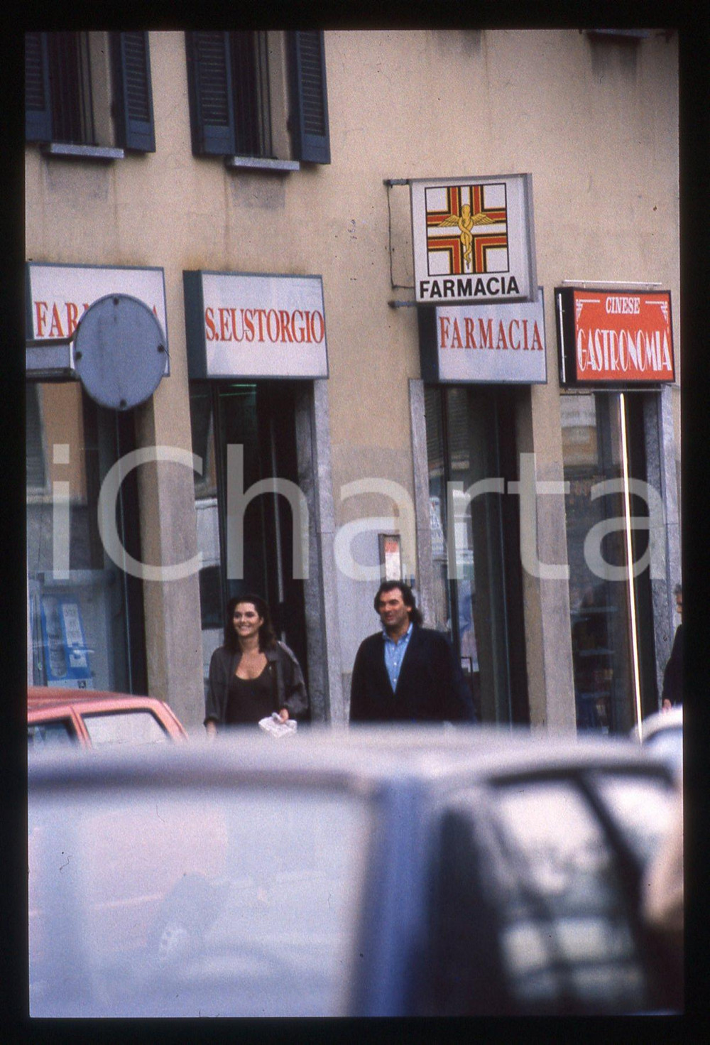 35mm vintage slide* 1990ca MILANO Anna OXA e Gianni BELLENO paparazzati (11)   Diapositiva d'epoca, in formato 35 mm. CONDIZIONI: GOODE' severamente vietata la riproduzione. Tutti i diritti sono riservati. ICharta mette in vendita, sul negozio eBay e in esclusiva sul sito "icharta" il proprio archivio composto da numerose diapositive e negativi fotografici d'epoca, tutti originali e autentici, che attraversano la storia del costume italiano tra gli la fine degli anni Sessanta e Novanta.Si tratta di uno sguardo inedito sull'attualit&agrave;, la politica, la vita quotidiana, il gossip e la cultura, che fotografa il cambiamento della nazione in quest'ultimo scorcio del XX secolo. Un'occasione unica per il mercato del collezionismo, che vede finalmente disponibile un archivio eccezionale per vastit&agrave;, tematiche e condizioni, in un settore (il negativo fotografico e la diapositiva) di assoluta novit&agrave; e dalle interessanti prospettive di investimento.     originale e autentica 1
