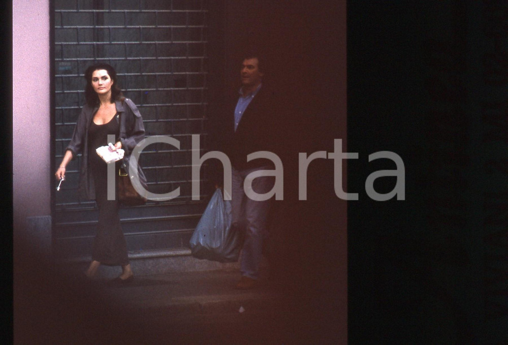 35mm vintage slide* 1990ca MILANO Anna OXA e Gianni BELLENO paparazzati (12)   Diapositiva d'epoca, in formato 35 mm. CONDIZIONI: GOODE' severamente vietata la riproduzione. Tutti i diritti sono riservati. ICharta mette in vendita, sul negozio eBay e in esclusiva sul sito "icharta" il proprio archivio composto da numerose diapositive e negativi fotografici d'epoca, tutti originali e autentici, che attraversano la storia del costume italiano tra gli la fine degli anni Sessanta e Novanta.Si tratta di uno sguardo inedito sull'attualit&agrave;, la politica, la vita quotidiana, il gossip e la cultura, che fotografa il cambiamento della nazione in quest'ultimo scorcio del XX secolo. Un'occasione unica per il mercato del collezionismo, che vede finalmente disponibile un archivio eccezionale per vastit&agrave;, tematiche e condizioni, in un settore (il negativo fotografico e la diapositiva) di assoluta novit&agrave; e dalle interessanti prospettive di investimento.     originale e autentica 1