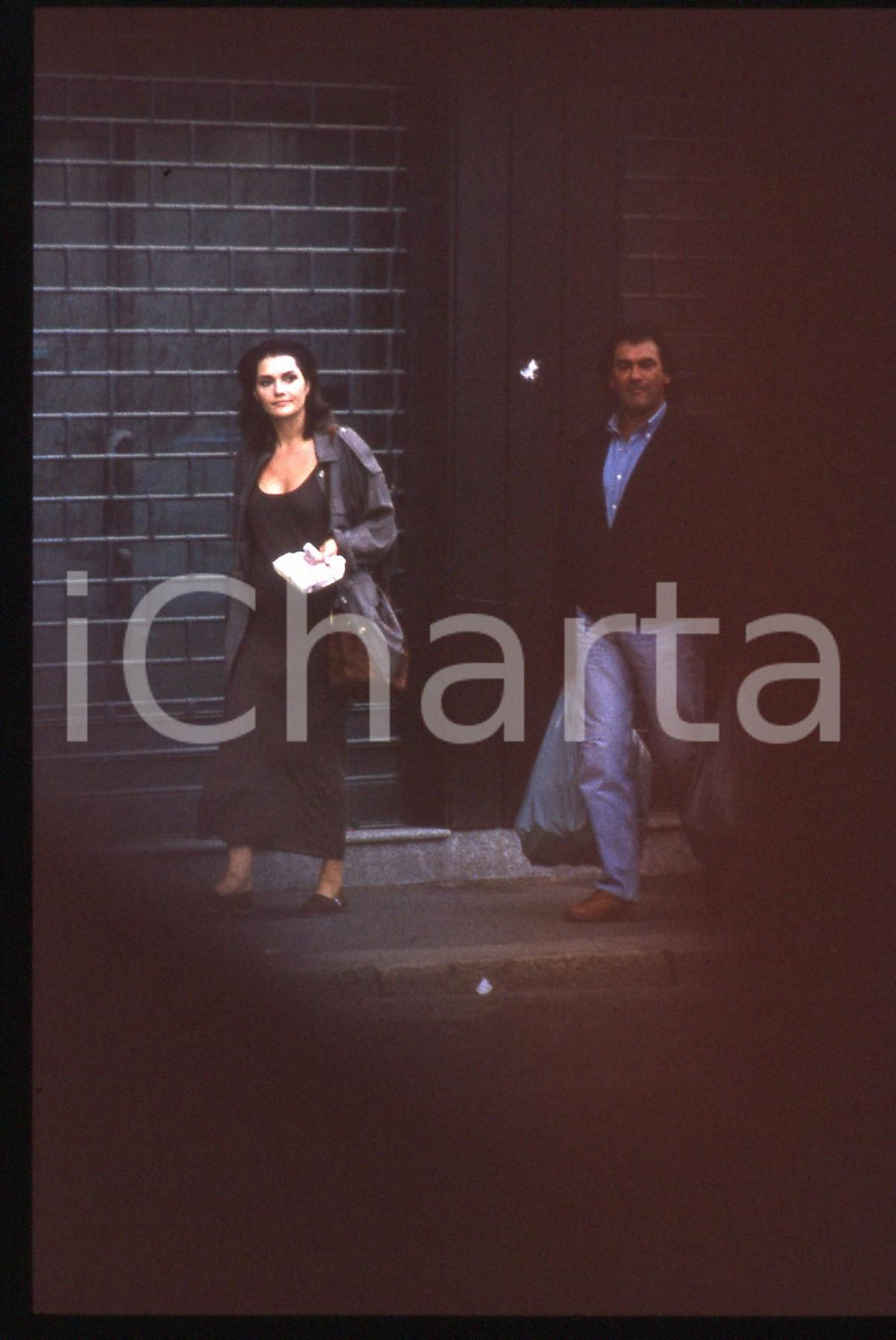 35mm vintage slide* 1990ca MILANO Anna OXA e Gianni BELLENO paparazzati (13)   Diapositiva d'epoca, in formato 35 mm. CONDIZIONI: GOODE' severamente vietata la riproduzione. Tutti i diritti sono riservati. ICharta mette in vendita, sul negozio eBay e in esclusiva sul sito "icharta" il proprio archivio composto da numerose diapositive e negativi fotografici d'epoca, tutti originali e autentici, che attraversano la storia del costume italiano tra gli la fine degli anni Sessanta e Novanta.Si tratta di uno sguardo inedito sull'attualit&agrave;, la politica, la vita quotidiana, il gossip e la cultura, che fotografa il cambiamento della nazione in quest'ultimo scorcio del XX secolo. Un'occasione unica per il mercato del collezionismo, che vede finalmente disponibile un archivio eccezionale per vastit&agrave;, tematiche e condizioni, in un settore (il negativo fotografico e la diapositiva) di assoluta novit&agrave; e dalle interessanti prospettive di investimento.     originale e autentica 1