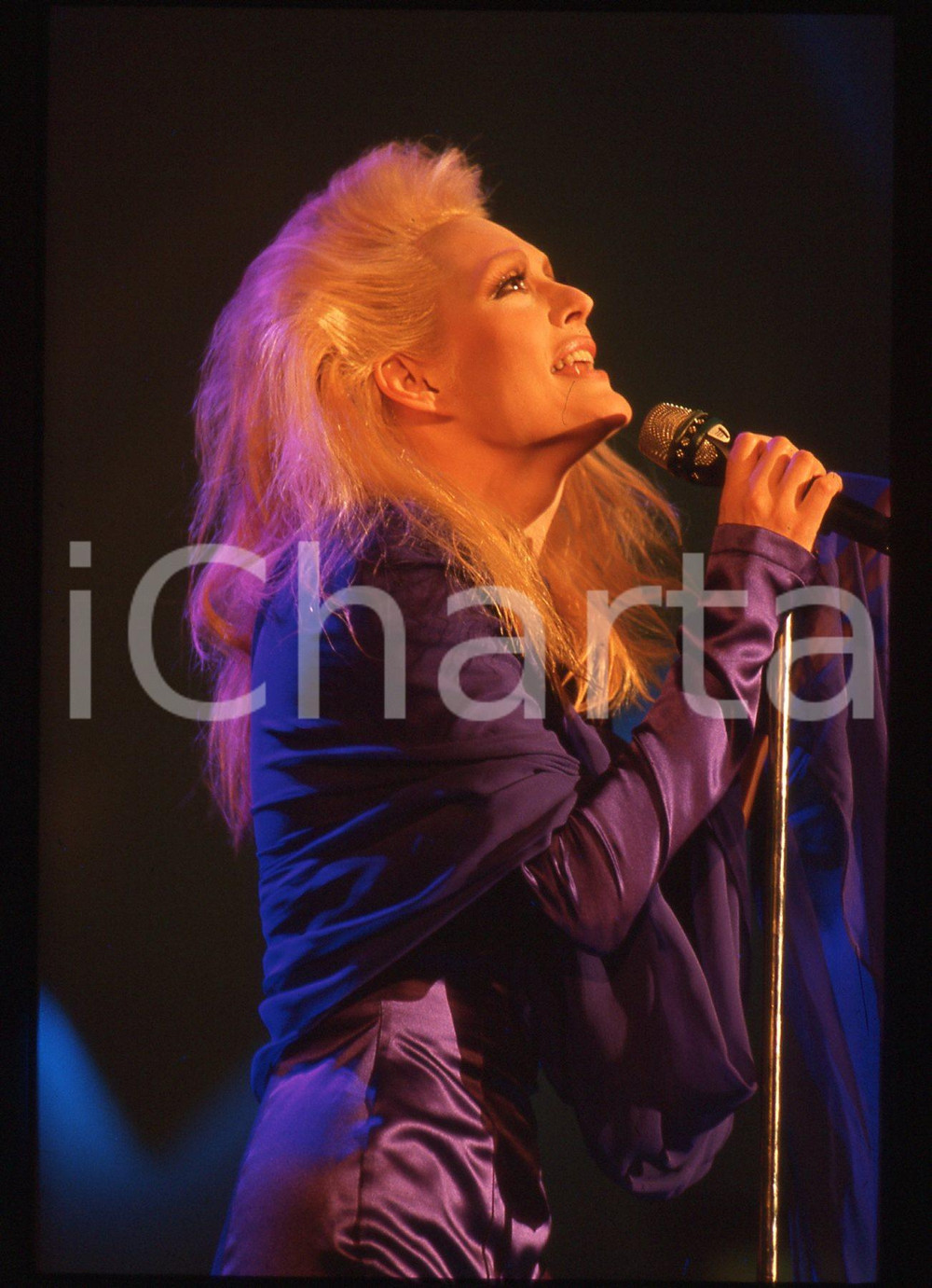 35mm vintage slide* 1990ca Anna OXA ritratta in concerto (2)   Diapositiva d'epoca, in formato 35 mm. CONDIZIONI: GOODE' severamente vietata la riproduzione. Tutti i diritti sono riservati. ICharta mette in vendita, sul negozio eBay e in esclusiva sul sito "icharta" il proprio archivio composto da numerose diapositive e negativi fotografici d'epoca, tutti originali e autentici, che attraversano la storia del costume italiano tra gli la fine degli anni Sessanta e Novanta.Si tratta di uno sguardo inedito sull'attualit&agrave;, la politica, la vita quotidiana, il gossip e la cultura, che fotografa il cambiamento della nazione in quest'ultimo scorcio del XX secolo. Un'occasione unica per il mercato del collezionismo, che vede finalmente disponibile un archivio eccezionale per vastit&agrave;, tematiche e condizioni, in un settore (il negativo fotografico e la diapositiva) di assoluta novit&agrave; e dalle interessanti prospettive di investimento.     originale e autentica 1