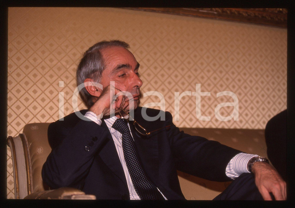 35mm vintage slide* 1990ca POLITICA - PSI Giuliano AMATO ritratto   Diapositiva d'epoca, in formato 35 mm. CONDIZIONI: GOODE' severamente vietata la riproduzione. Tutti i diritti sono riservati. ICharta mette in vendita, sul negozio eBay e in esclusiva sul sito "icharta" il proprio archivio composto da numerose diapositive e negativi fotografici d'epoca, tutti originali e autentici, che attraversano la storia del costume italiano tra gli la fine degli anni Sessanta e Novanta.Si tratta di uno sguardo inedito sull'attualit&agrave;, la politica, la vita quotidiana, il gossip e la cultura, che fotografa il cambiamento della nazione in quest'ultimo scorcio del XX secolo. Un'occasione unica per il mercato del collezionismo, che vede finalmente disponibile un archivio eccezionale per vastit&agrave;, tematiche e condizioni, in un settore (il negativo fotografico e la diapositiva) di assoluta novit&agrave; e dalle interessanti prospettive di investimento.     originale e autentica 1