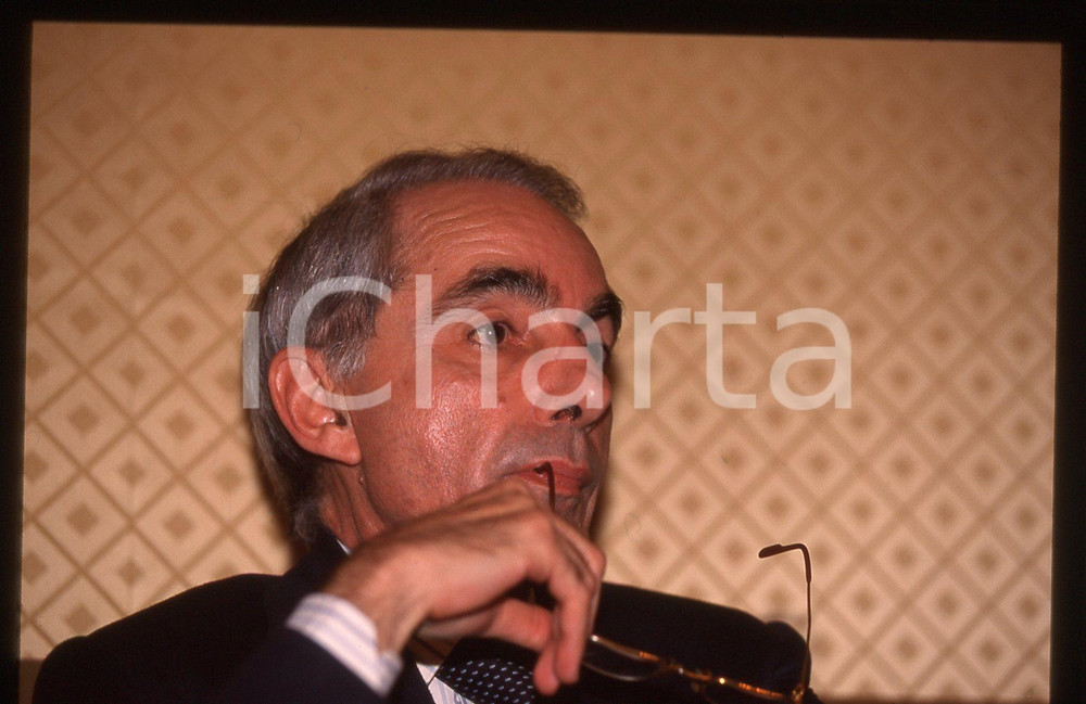 35mm vintage slide* 1990ca POLITICA - PSI Giuliano AMATO ritratto (2)   Diapositiva d'epoca, in formato 35 mm. CONDIZIONI: GOODE' severamente vietata la riproduzione. Tutti i diritti sono riservati. ICharta mette in vendita, sul negozio eBay e in esclusiva sul sito "icharta" il proprio archivio composto da numerose diapositive e negativi fotografici d'epoca, tutti originali e autentici, che attraversano la storia del costume italiano tra gli la fine degli anni Sessanta e Novanta.Si tratta di uno sguardo inedito sull'attualit&agrave;, la politica, la vita quotidiana, il gossip e la cultura, che fotografa il cambiamento della nazione in quest'ultimo scorcio del XX secolo. Un'occasione unica per il mercato del collezionismo, che vede finalmente disponibile un archivio eccezionale per vastit&agrave;, tematiche e condizioni, in un settore (il negativo fotografico e la diapositiva) di assoluta novit&agrave; e dalle interessanti prospettive di investimento.     originale e autentica 1