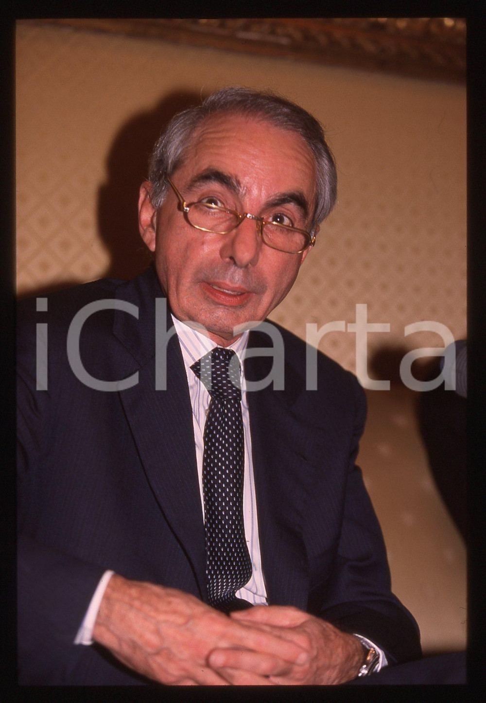 35mm vintage slide* 1990ca POLITICA - PSI Giuliano AMATO ritratto (3)   Diapositiva d'epoca, in formato 35 mm. CONDIZIONI: GOODE' severamente vietata la riproduzione. Tutti i diritti sono riservati. ICharta mette in vendita, sul negozio eBay e in esclusiva sul sito "icharta" il proprio archivio composto da numerose diapositive e negativi fotografici d'epoca, tutti originali e autentici, che attraversano la storia del costume italiano tra gli la fine degli anni Sessanta e Novanta.Si tratta di uno sguardo inedito sull'attualit&agrave;, la politica, la vita quotidiana, il gossip e la cultura, che fotografa il cambiamento della nazione in quest'ultimo scorcio del XX secolo. Un'occasione unica per il mercato del collezionismo, che vede finalmente disponibile un archivio eccezionale per vastit&agrave;, tematiche e condizioni, in un settore (il negativo fotografico e la diapositiva) di assoluta novit&agrave; e dalle interessanti prospettive di investimento.     originale e autentica 1