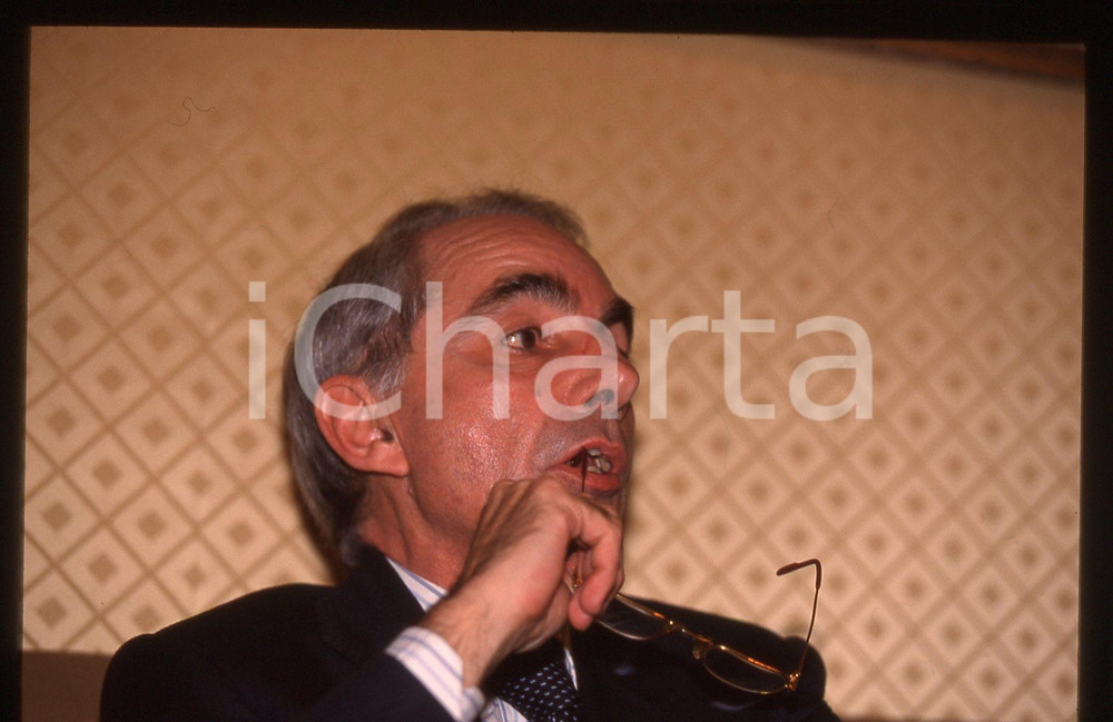35mm vintage slide* 1990ca POLITICA - PSI Giuliano AMATO ritratto (5)   Diapositiva d'epoca, in formato 35 mm. CONDIZIONI: GOODE' severamente vietata la riproduzione. Tutti i diritti sono riservati. ICharta mette in vendita, sul negozio eBay e in esclusiva sul sito "icharta" il proprio archivio composto da numerose diapositive e negativi fotografici d'epoca, tutti originali e autentici, che attraversano la storia del costume italiano tra gli la fine degli anni Sessanta e Novanta.Si tratta di uno sguardo inedito sull'attualit&agrave;, la politica, la vita quotidiana, il gossip e la cultura, che fotografa il cambiamento della nazione in quest'ultimo scorcio del XX secolo. Un'occasione unica per il mercato del collezionismo, che vede finalmente disponibile un archivio eccezionale per vastit&agrave;, tematiche e condizioni, in un settore (il negativo fotografico e la diapositiva) di assoluta novit&agrave; e dalle interessanti prospettive di investimento.     originale e autentica 1