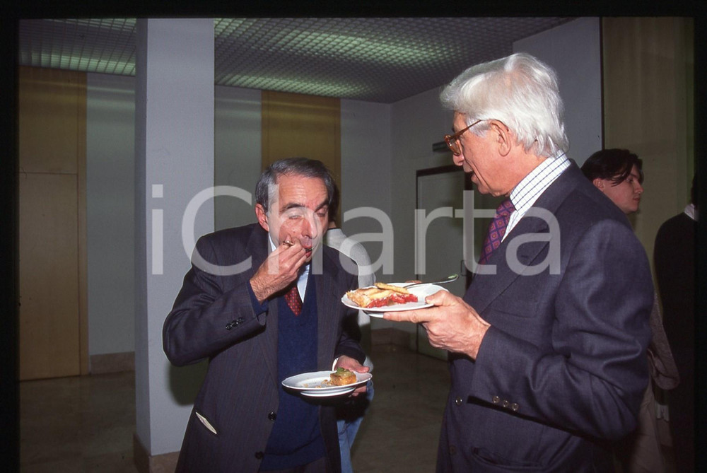 35mm vintage slide*1995ca POLITICA - PSI Giuliano AMATO e Franco DEBENEDETTI (4)   Diapositiva d'epoca, in formato 35 mm. CONDIZIONI: GOODE' severamente vietata la riproduzione. Tutti i diritti sono riservati. ICharta mette in vendita, sul negozio eBay e in esclusiva sul sito "icharta" il proprio archivio composto da numerose diapositive e negativi fotografici d'epoca, tutti originali e autentici, che attraversano la storia del costume italiano tra gli la fine degli anni Sessanta e Novanta.Si tratta di uno sguardo inedito sull'attualit&agrave;, la politica, la vita quotidiana, il gossip e la cultura, che fotografa il cambiamento della nazione in quest'ultimo scorcio del XX secolo. Un'occasione unica per il mercato del collezionismo, che vede finalmente disponibile un archivio eccezionale per vastit&agrave;, tematiche e condizioni, in un settore (il negativo fotografico e la diapositiva) di assoluta novit&agrave; e dalle interessanti prospettive di investimento.     originale e autentica 1