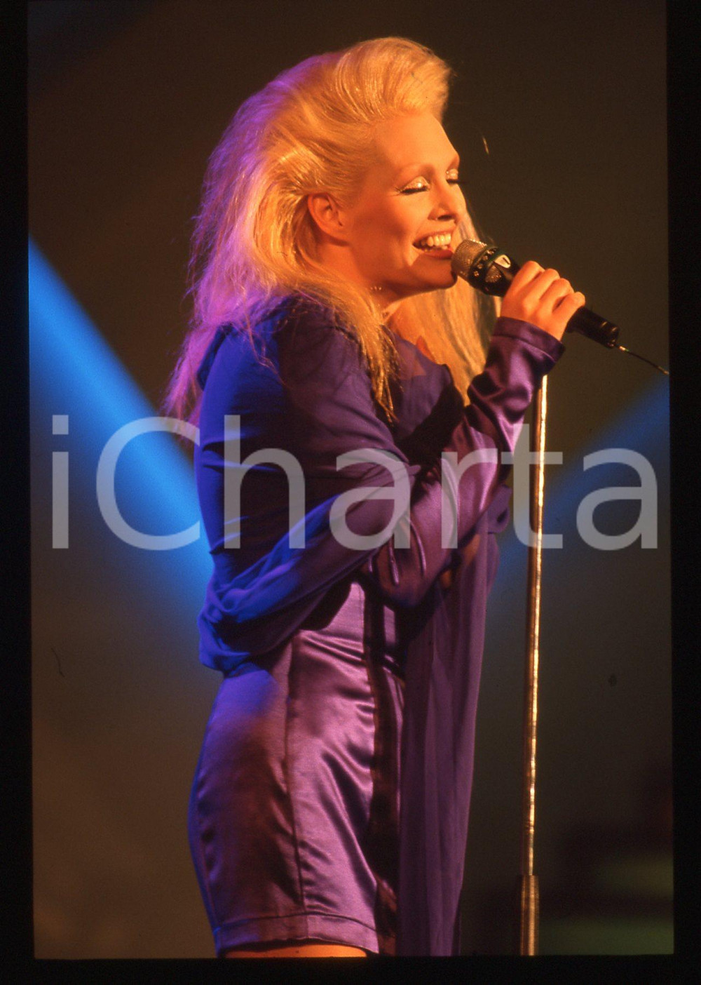 35mm vintage slide* 1990ca Anna OXA ritratta in concerto (5)   Diapositiva d'epoca, in formato 35 mm. CONDIZIONI: GOODE' severamente vietata la riproduzione. Tutti i diritti sono riservati. ICharta mette in vendita, sul negozio eBay e in esclusiva sul sito "icharta" il proprio archivio composto da numerose diapositive e negativi fotografici d'epoca, tutti originali e autentici, che attraversano la storia del costume italiano tra gli la fine degli anni Sessanta e Novanta.Si tratta di uno sguardo inedito sull'attualit&agrave;, la politica, la vita quotidiana, il gossip e la cultura, che fotografa il cambiamento della nazione in quest'ultimo scorcio del XX secolo. Un'occasione unica per il mercato del collezionismo, che vede finalmente disponibile un archivio eccezionale per vastit&agrave;, tematiche e condizioni, in un settore (il negativo fotografico e la diapositiva) di assoluta novit&agrave; e dalle interessanti prospettive di investimento.     originale e autentica 1
