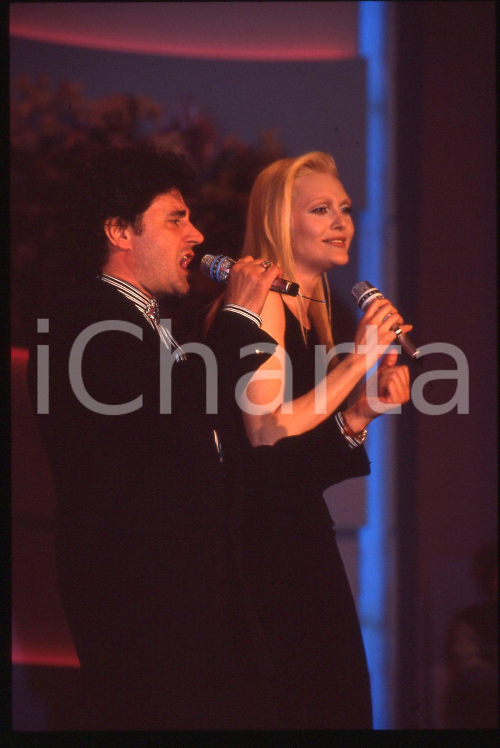 35mm vintage slide*1989 Festival SANREMO Anna OXA e Fausto LEALI "Ti lascerò"   Diapositiva d'epoca, in formato 35 mm. CONDIZIONI: GOODE' severamente vietata la riproduzione. Tutti i diritti sono riservati. ICharta mette in vendita, sul negozio eBay e in esclusiva sul sito "icharta" il proprio archivio composto da numerose diapositive e negativi fotografici d'epoca, tutti originali e autentici, che attraversano la storia del costume italiano tra gli la fine degli anni Sessanta e Novanta.Si tratta di uno sguardo inedito sull'attualit&agrave;, la politica, la vita quotidiana, il gossip e la cultura, che fotografa il cambiamento della nazione in quest'ultimo scorcio del XX secolo. Un'occasione unica per il mercato del collezionismo, che vede finalmente disponibile un archivio eccezionale per vastit&agrave;, tematiche e condizioni, in un settore (il negativo fotografico e la diapositiva) di assoluta novit&agrave; e dalle interessanti prospettive di investimento.     originale e autentica 1