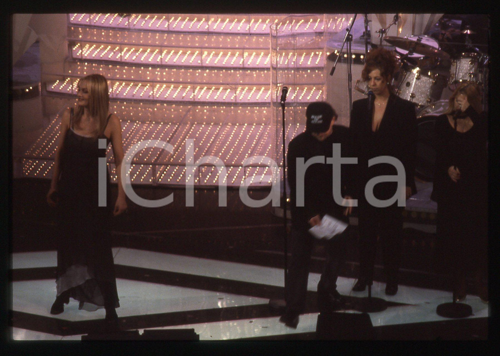 35mm vintage slide* 1997 Festival di SANREMO Anna OXA canta "Storie" (2)   Diapositiva d'epoca, in formato 35 mm. CONDIZIONI: GOODE' severamente vietata la riproduzione. Tutti i diritti sono riservati. ICharta mette in vendita, sul negozio eBay e in esclusiva sul sito "icharta" il proprio archivio composto da numerose diapositive e negativi fotografici d'epoca, tutti originali e autentici, che attraversano la storia del costume italiano tra gli la fine degli anni Sessanta e Novanta.Si tratta di uno sguardo inedito sull'attualit&agrave;, la politica, la vita quotidiana, il gossip e la cultura, che fotografa il cambiamento della nazione in quest'ultimo scorcio del XX secolo. Un'occasione unica per il mercato del collezionismo, che vede finalmente disponibile un archivio eccezionale per vastit&agrave;, tematiche e condizioni, in un settore (il negativo fotografico e la diapositiva) di assoluta novit&agrave; e dalle interessanti prospettive di investimento.     originale e autentica 1