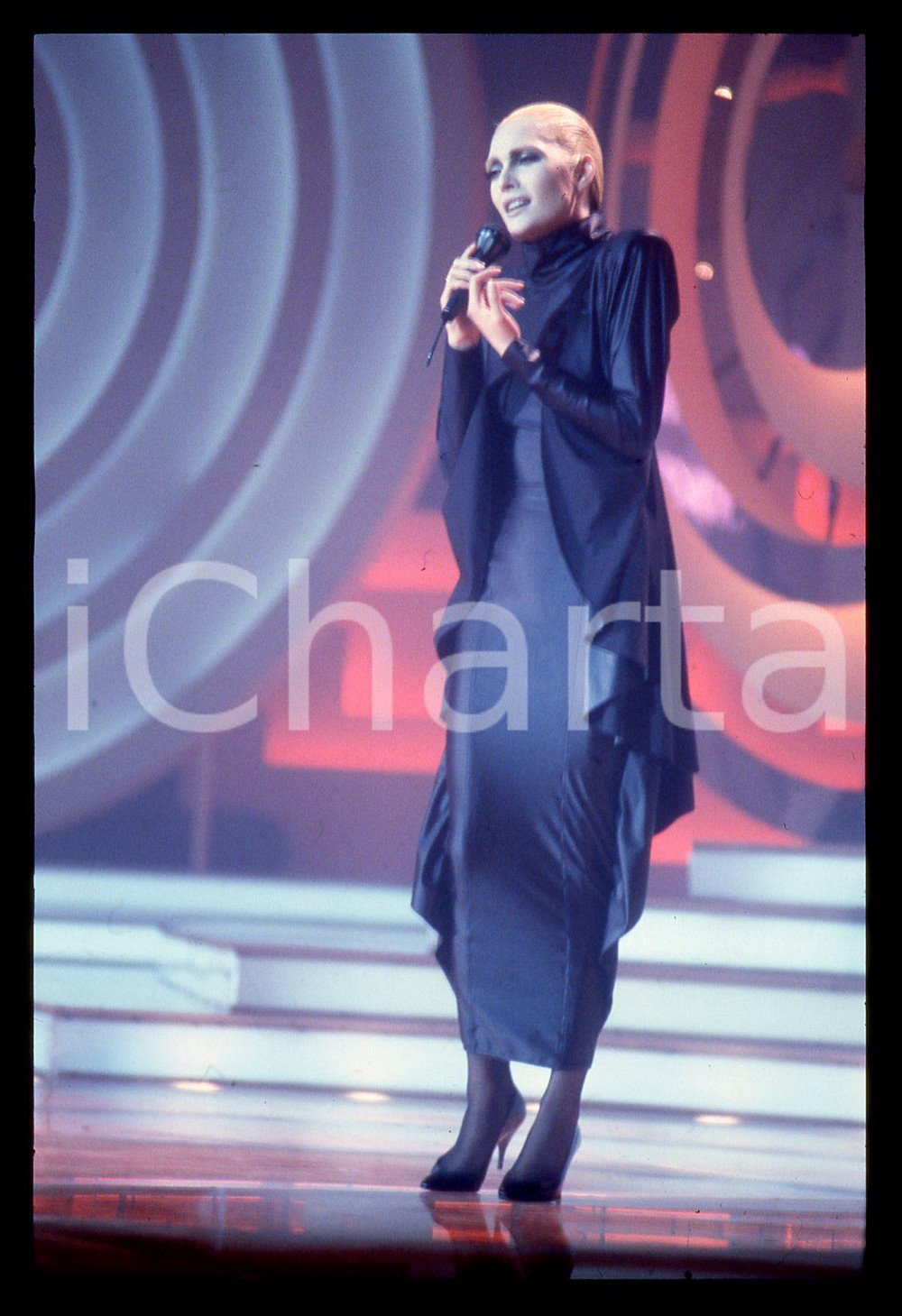 35mm vintage slide* 1990ca Anna OXA durante un'esibizione (4)   Diapositiva d'epoca, in formato 35 mm. CONDIZIONI: GOODE' severamente vietata la riproduzione. Tutti i diritti sono riservati. ICharta mette in vendita, sul negozio eBay e in esclusiva sul sito "icharta" il proprio archivio composto da numerose diapositive e negativi fotografici d'epoca, tutti originali e autentici, che attraversano la storia del costume italiano tra gli la fine degli anni Sessanta e Novanta.Si tratta di uno sguardo inedito sull'attualit&agrave;, la politica, la vita quotidiana, il gossip e la cultura, che fotografa il cambiamento della nazione in quest'ultimo scorcio del XX secolo. Un'occasione unica per il mercato del collezionismo, che vede finalmente disponibile un archivio eccezionale per vastit&agrave;, tematiche e condizioni, in un settore (il negativo fotografico e la diapositiva) di assoluta novit&agrave; e dalle interessanti prospettive di investimento.     originale e autentica 1