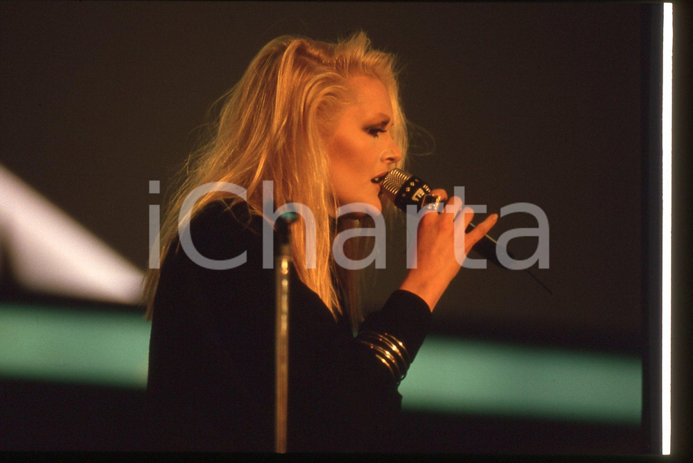 35mm vintage slide *1990 ca Anna OXA ritratta in concerto (13)   Diapositiva d'epoca, in formato 35 mm. CONDIZIONI: GOODE' severamente vietata la riproduzione. Tutti i diritti sono riservati. ICharta mette in vendita, sul negozio eBay e in esclusiva sul sito "icharta" il proprio archivio composto da numerose diapositive e negativi fotografici d'epoca, tutti originali e autentici, che attraversano la storia del costume italiano tra gli la fine degli anni Sessanta e Novanta.Si tratta di uno sguardo inedito sull'attualit&agrave;, la politica, la vita quotidiana, il gossip e la cultura, che fotografa il cambiamento della nazione in quest'ultimo scorcio del XX secolo. Un'occasione unica per il mercato del collezionismo, che vede finalmente disponibile un archivio eccezionale per vastit&agrave;, tematiche e condizioni, in un settore (il negativo fotografico e la diapositiva) di assoluta novit&agrave; e dalle interessanti prospettive di investimento.     originale e autentica 1