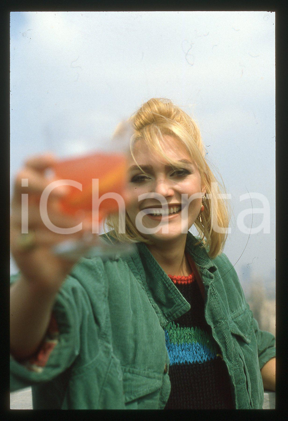 35mm vintage slide* 1985 ca Anna OXA beve uno spritz   Diapositiva d'epoca, in formato 35 mm. CONDIZIONI: GOODE' severamente vietata la riproduzione. Tutti i diritti sono riservati. ICharta mette in vendita, sul negozio eBay e in esclusiva sul sito "icharta" il proprio archivio composto da numerose diapositive e negativi fotografici d'epoca, tutti originali e autentici, che attraversano la storia del costume italiano tra gli la fine degli anni Sessanta e Novanta.Si tratta di uno sguardo inedito sull'attualit&agrave;, la politica, la vita quotidiana, il gossip e la cultura, che fotografa il cambiamento della nazione in quest'ultimo scorcio del XX secolo. Un'occasione unica per il mercato del collezionismo, che vede finalmente disponibile un archivio eccezionale per vastit&agrave;, tematiche e condizioni, in un settore (il negativo fotografico e la diapositiva) di assoluta novit&agrave; e dalle interessanti prospettive di investimento.     originale e autentica 1