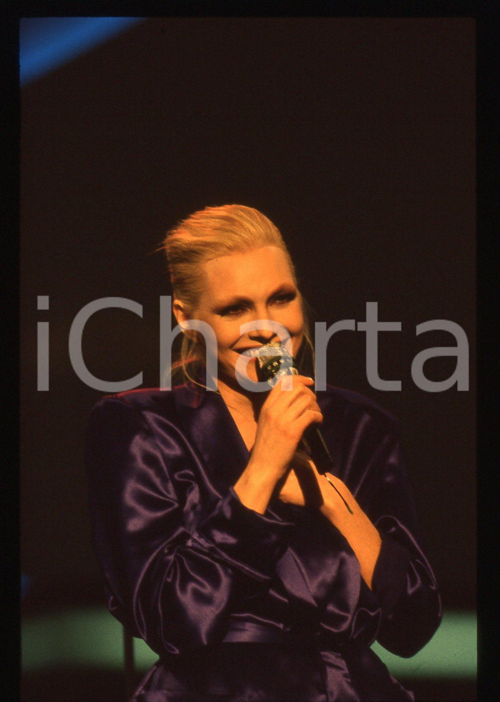 35mm vintage slide* 1990ca Anna OXA ritratta in concerto (14)   Diapositiva d'epoca, in formato 35 mm. CONDIZIONI: GOODE' severamente vietata la riproduzione. Tutti i diritti sono riservati. ICharta mette in vendita, sul negozio eBay e in esclusiva sul sito "icharta" il proprio archivio composto da numerose diapositive e negativi fotografici d'epoca, tutti originali e autentici, che attraversano la storia del costume italiano tra gli la fine degli anni Sessanta e Novanta.Si tratta di uno sguardo inedito sull'attualit&agrave;, la politica, la vita quotidiana, il gossip e la cultura, che fotografa il cambiamento della nazione in quest'ultimo scorcio del XX secolo. Un'occasione unica per il mercato del collezionismo, che vede finalmente disponibile un archivio eccezionale per vastit&agrave;, tematiche e condizioni, in un settore (il negativo fotografico e la diapositiva) di assoluta novit&agrave; e dalle interessanti prospettive di investimento.     originale e autentica 1