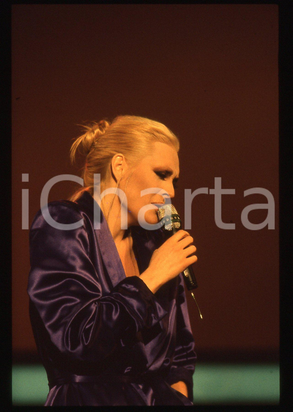 35mm vintage slide* 1990ca Anna OXA ritratta in concerto (17)   Diapositiva d'epoca, in formato 35 mm. CONDIZIONI: GOODE' severamente vietata la riproduzione. Tutti i diritti sono riservati. ICharta mette in vendita, sul negozio eBay e in esclusiva sul sito "icharta" il proprio archivio composto da numerose diapositive e negativi fotografici d'epoca, tutti originali e autentici, che attraversano la storia del costume italiano tra gli la fine degli anni Sessanta e Novanta.Si tratta di uno sguardo inedito sull'attualit&agrave;, la politica, la vita quotidiana, il gossip e la cultura, che fotografa il cambiamento della nazione in quest'ultimo scorcio del XX secolo. Un'occasione unica per il mercato del collezionismo, che vede finalmente disponibile un archivio eccezionale per vastit&agrave;, tematiche e condizioni, in un settore (il negativo fotografico e la diapositiva) di assoluta novit&agrave; e dalle interessanti prospettive di investimento.     originale e autentica 1