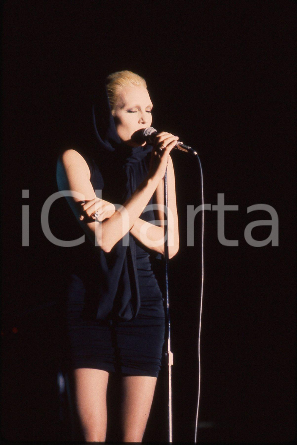 35mm vintage slide* 1986 Anna OXa canta "E' tutto un attimo"   Diapositiva d'epoca, in formato 35 mm. CONDIZIONI: GOODE' severamente vietata la riproduzione. Tutti i diritti sono riservati. ICharta mette in vendita, sul negozio eBay e in esclusiva sul sito "icharta" il proprio archivio composto da numerose diapositive e negativi fotografici d'epoca, tutti originali e autentici, che attraversano la storia del costume italiano tra gli la fine degli anni Sessanta e Novanta.Si tratta di uno sguardo inedito sull'attualit&agrave;, la politica, la vita quotidiana, il gossip e la cultura, che fotografa il cambiamento della nazione in quest'ultimo scorcio del XX secolo. Un'occasione unica per il mercato del collezionismo, che vede finalmente disponibile un archivio eccezionale per vastit&agrave;, tematiche e condizioni, in un settore (il negativo fotografico e la diapositiva) di assoluta novit&agrave; e dalle interessanti prospettive di investimento.     originale e autentica 1