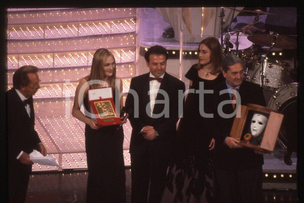 35mm vintage slide* 1997 Festival di SANREMO Anna OXA e Mike BONGIORNO   Diapositiva d'epoca, in formato 35 mm. CONDIZIONI: GOODE' severamente vietata la riproduzione. Tutti i diritti sono riservati. ICharta mette in vendita, sul negozio eBay e in esclusiva sul sito "icharta" il proprio archivio composto da numerose diapositive e negativi fotografici d'epoca, tutti originali e autentici, che attraversano la storia del costume italiano tra gli la fine degli anni Sessanta e Novanta.Si tratta di uno sguardo inedito sull'attualit&agrave;, la politica, la vita quotidiana, il gossip e la cultura, che fotografa il cambiamento della nazione in quest'ultimo scorcio del XX secolo. Un'occasione unica per il mercato del collezionismo, che vede finalmente disponibile un archivio eccezionale per vastit&agrave;, tematiche e condizioni, in un settore (il negativo fotografico e la diapositiva) di assoluta novit&agrave; e dalle interessanti prospettive di investimento.     originale e autentica 1