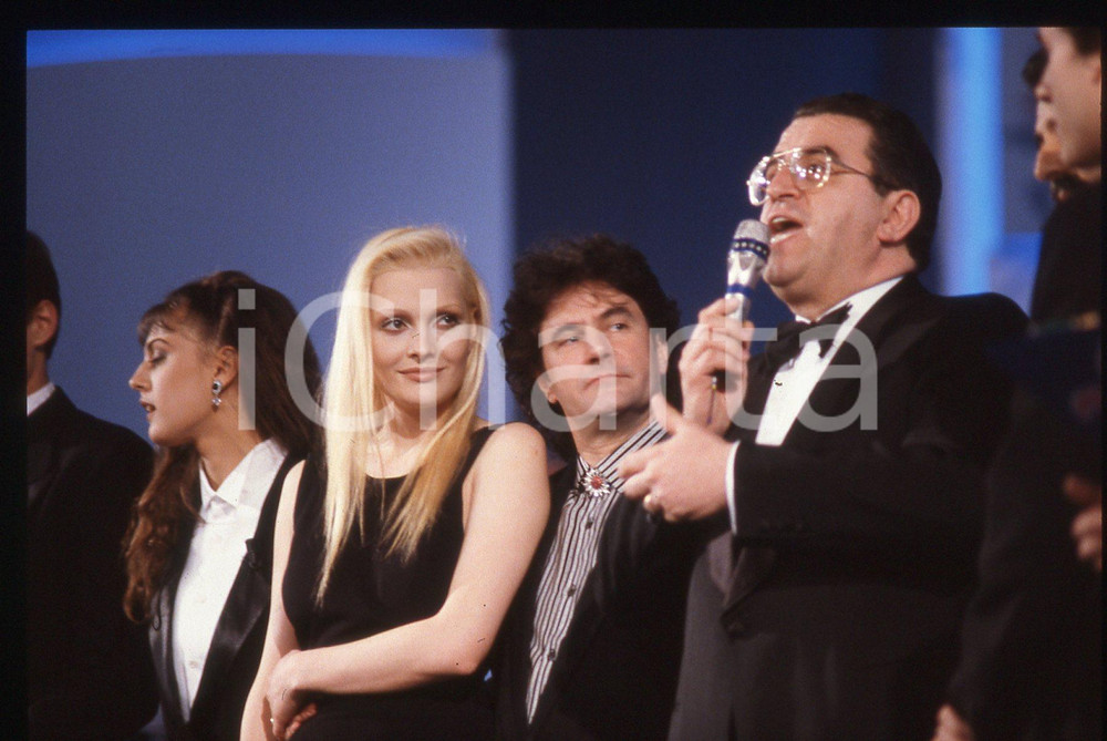 35mm vintage slide* 1989 Festival SANREMO Anna OXA Fausto LEALI Rosita CELENTANO   Diapositiva d'epoca, in formato 35 mm. CONDIZIONI: GOODE' severamente vietata la riproduzione. Tutti i diritti sono riservati. ICharta mette in vendita, sul negozio eBay e in esclusiva sul sito "icharta" il proprio archivio composto da numerose diapositive e negativi fotografici d'epoca, tutti originali e autentici, che attraversano la storia del costume italiano tra gli la fine degli anni Sessanta e Novanta.Si tratta di uno sguardo inedito sull'attualit&agrave;, la politica, la vita quotidiana, il gossip e la cultura, che fotografa il cambiamento della nazione in quest'ultimo scorcio del XX secolo. Un'occasione unica per il mercato del collezionismo, che vede finalmente disponibile un archivio eccezionale per vastit&agrave;, tematiche e condizioni, in un settore (il negativo fotografico e la diapositiva) di assoluta novit&agrave; e dalle interessanti prospettive di investimento.     originale e autentica 1