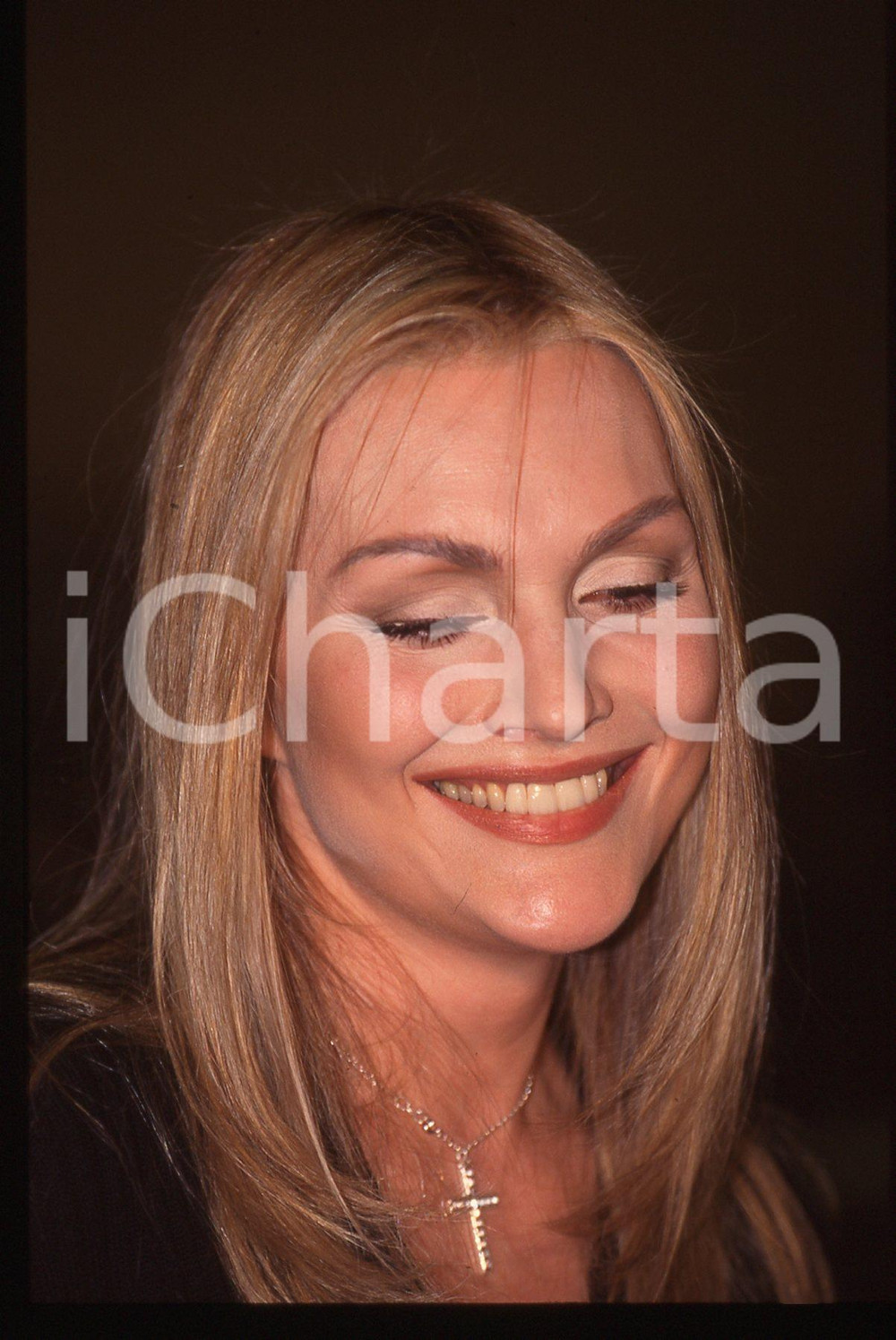 35mm vintage slide* 1997 Festival di SANREMO Anna OXA ritratto   Diapositiva d'epoca, in formato 35 mm. CONDIZIONI: GOODE' severamente vietata la riproduzione. Tutti i diritti sono riservati. ICharta mette in vendita, sul negozio eBay e in esclusiva sul sito "icharta" il proprio archivio composto da numerose diapositive e negativi fotografici d'epoca, tutti originali e autentici, che attraversano la storia del costume italiano tra gli la fine degli anni Sessanta e Novanta.Si tratta di uno sguardo inedito sull'attualit&agrave;, la politica, la vita quotidiana, il gossip e la cultura, che fotografa il cambiamento della nazione in quest'ultimo scorcio del XX secolo. Un'occasione unica per il mercato del collezionismo, che vede finalmente disponibile un archivio eccezionale per vastit&agrave;, tematiche e condizioni, in un settore (il negativo fotografico e la diapositiva) di assoluta novit&agrave; e dalle interessanti prospettive di investimento.     originale e autentica 1