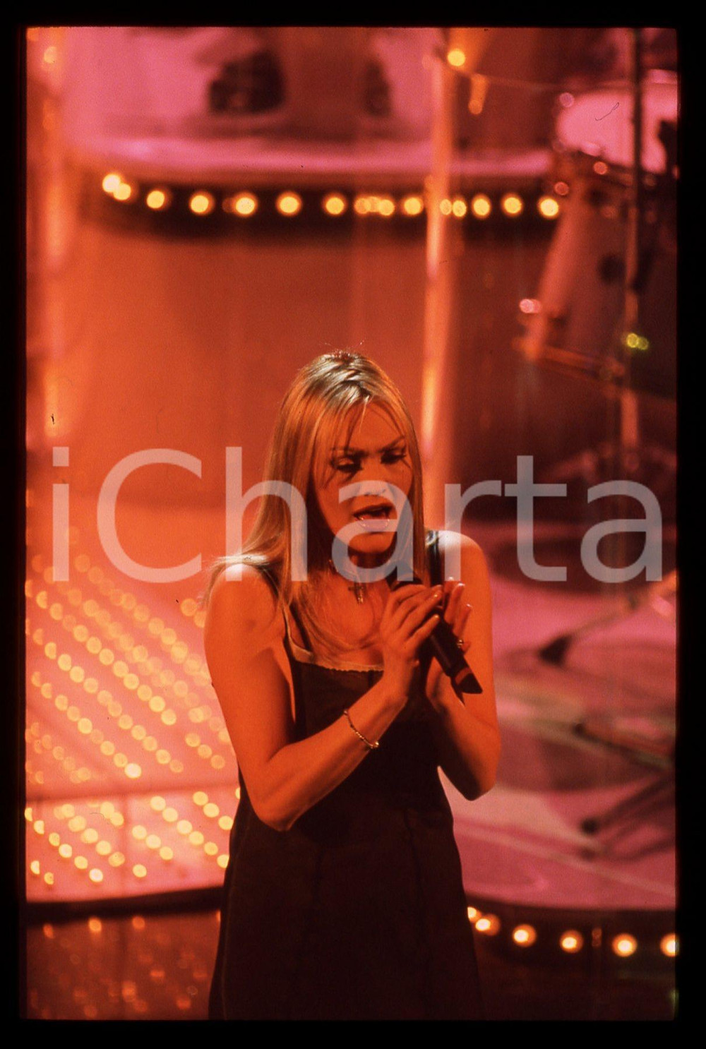 35mm vintage slide* 1997 Festival di SANREMO Anna OXA canta "Storie" (4)   Diapositiva d'epoca, in formato 35 mm. CONDIZIONI: GOODE' severamente vietata la riproduzione. Tutti i diritti sono riservati. ICharta mette in vendita, sul negozio eBay e in esclusiva sul sito "icharta" il proprio archivio composto da numerose diapositive e negativi fotografici d'epoca, tutti originali e autentici, che attraversano la storia del costume italiano tra gli la fine degli anni Sessanta e Novanta.Si tratta di uno sguardo inedito sull'attualit&agrave;, la politica, la vita quotidiana, il gossip e la cultura, che fotografa il cambiamento della nazione in quest'ultimo scorcio del XX secolo. Un'occasione unica per il mercato del collezionismo, che vede finalmente disponibile un archivio eccezionale per vastit&agrave;, tematiche e condizioni, in un settore (il negativo fotografico e la diapositiva) di assoluta novit&agrave; e dalle interessanti prospettive di investimento.     originale e autentica 1