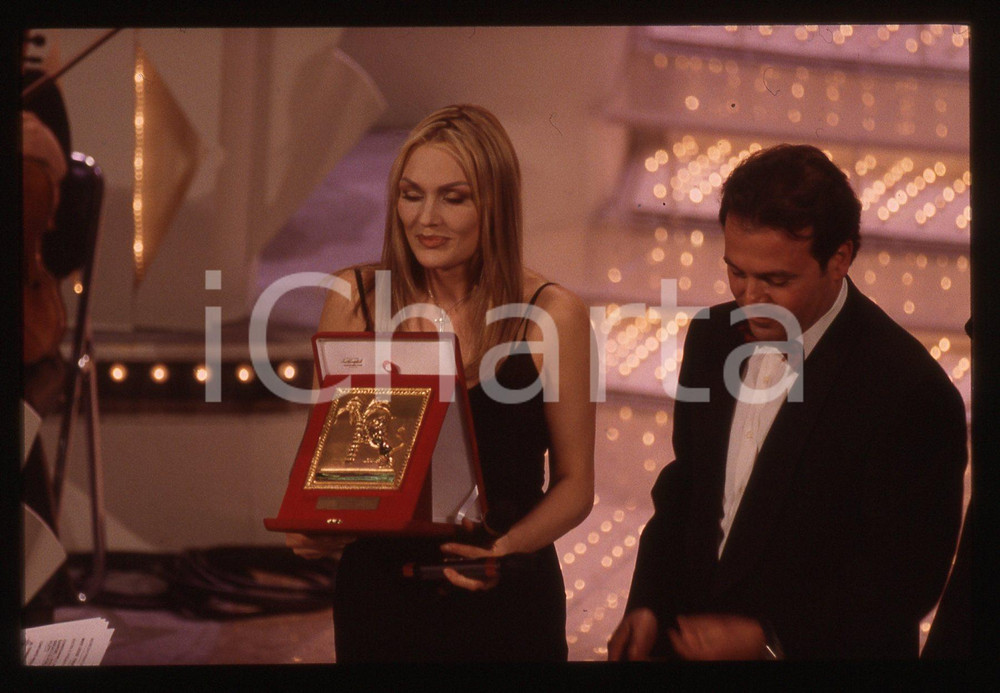 35mm vintage slide*1997 Festival di SANREMO Anna OXA premio seconda classificata   Diapositiva d'epoca, in formato 35 mm. CONDIZIONI: GOODE' severamente vietata la riproduzione. Tutti i diritti sono riservati. ICharta mette in vendita, sul negozio eBay e in esclusiva sul sito "icharta" il proprio archivio composto da numerose diapositive e negativi fotografici d'epoca, tutti originali e autentici, che attraversano la storia del costume italiano tra gli la fine degli anni Sessanta e Novanta.Si tratta di uno sguardo inedito sull'attualit&agrave;, la politica, la vita quotidiana, il gossip e la cultura, che fotografa il cambiamento della nazione in quest'ultimo scorcio del XX secolo. Un'occasione unica per il mercato del collezionismo, che vede finalmente disponibile un archivio eccezionale per vastit&agrave;, tematiche e condizioni, in un settore (il negativo fotografico e la diapositiva) di assoluta novit&agrave; e dalle interessanti prospettive di investimento.     originale e autentica 1