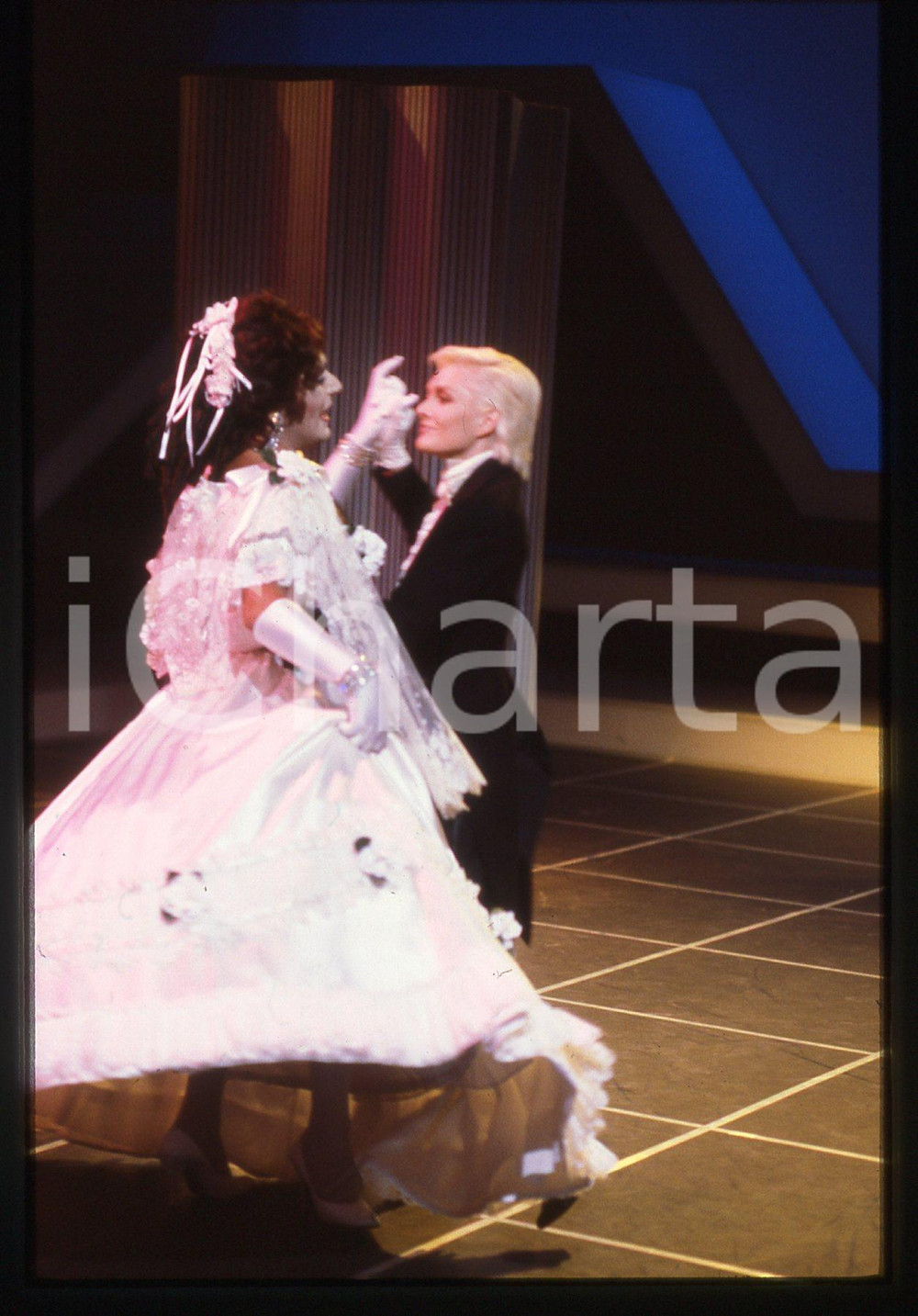 35mm vintage slide* 1985 Diario di un lp Anna OXA e Leopoldo MASTELLONI   Diapositiva d'epoca, in formato 35 mm. CONDIZIONI: GOODE' severamente vietata la riproduzione. Tutti i diritti sono riservati. ICharta mette in vendita, sul negozio eBay e in esclusiva sul sito "icharta" il proprio archivio composto da numerose diapositive e negativi fotografici d'epoca, tutti originali e autentici, che attraversano la storia del costume italiano tra gli la fine degli anni Sessanta e Novanta.Si tratta di uno sguardo inedito sull'attualit&agrave;, la politica, la vita quotidiana, il gossip e la cultura, che fotografa il cambiamento della nazione in quest'ultimo scorcio del XX secolo. Un'occasione unica per il mercato del collezionismo, che vede finalmente disponibile un archivio eccezionale per vastit&agrave;, tematiche e condizioni, in un settore (il negativo fotografico e la diapositiva) di assoluta novit&agrave; e dalle interessanti prospettive di investimento.     originale e autentica 1