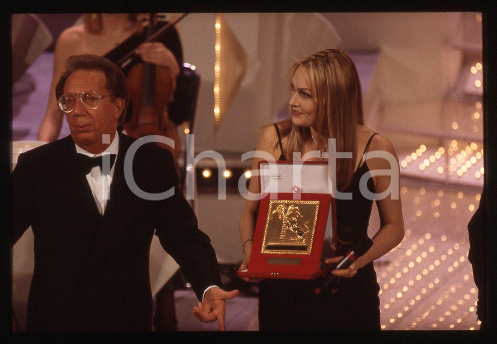 35mm vintage slide* 1997 Festival di SANREMO Anna OXA e Mike BONGIORNO (2)   Diapositiva d'epoca, in formato 35 mm. CONDIZIONI: GOODE' severamente vietata la riproduzione. Tutti i diritti sono riservati. ICharta mette in vendita, sul negozio eBay e in esclusiva sul sito "icharta" il proprio archivio composto da numerose diapositive e negativi fotografici d'epoca, tutti originali e autentici, che attraversano la storia del costume italiano tra gli la fine degli anni Sessanta e Novanta.Si tratta di uno sguardo inedito sull'attualit&agrave;, la politica, la vita quotidiana, il gossip e la cultura, che fotografa il cambiamento della nazione in quest'ultimo scorcio del XX secolo. Un'occasione unica per il mercato del collezionismo, che vede finalmente disponibile un archivio eccezionale per vastit&agrave;, tematiche e condizioni, in un settore (il negativo fotografico e la diapositiva) di assoluta novit&agrave; e dalle interessanti prospettive di investimento.     originale e autentica 1