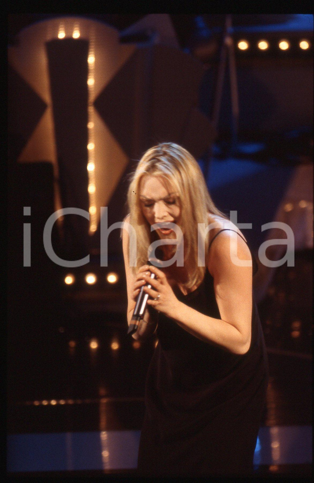 35mm vintage slide* 1997 Festival di SANREMO Anna OXA canta "Storie" (5)   Diapositiva d'epoca, in formato 35 mm. CONDIZIONI: GOODE' severamente vietata la riproduzione. Tutti i diritti sono riservati. ICharta mette in vendita, sul negozio eBay e in esclusiva sul sito "icharta" il proprio archivio composto da numerose diapositive e negativi fotografici d'epoca, tutti originali e autentici, che attraversano la storia del costume italiano tra gli la fine degli anni Sessanta e Novanta.Si tratta di uno sguardo inedito sull'attualit&agrave;, la politica, la vita quotidiana, il gossip e la cultura, che fotografa il cambiamento della nazione in quest'ultimo scorcio del XX secolo. Un'occasione unica per il mercato del collezionismo, che vede finalmente disponibile un archivio eccezionale per vastit&agrave;, tematiche e condizioni, in un settore (il negativo fotografico e la diapositiva) di assoluta novit&agrave; e dalle interessanti prospettive di investimento.     originale e autentica 1