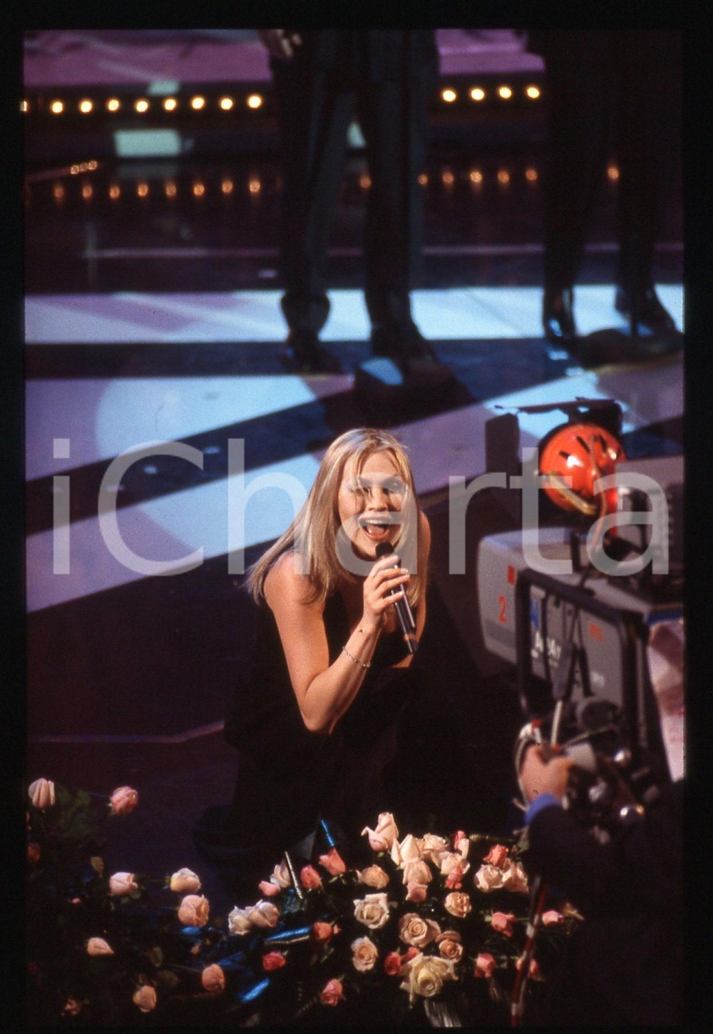 35mm vintage slide* 1997 Festival di SANREMO Anna OXA canta "Storie" (9)   Diapositiva d'epoca, in formato 35 mm. CONDIZIONI: GOODE' severamente vietata la riproduzione. Tutti i diritti sono riservati. ICharta mette in vendita, sul negozio eBay e in esclusiva sul sito "icharta" il proprio archivio composto da numerose diapositive e negativi fotografici d'epoca, tutti originali e autentici, che attraversano la storia del costume italiano tra gli la fine degli anni Sessanta e Novanta.Si tratta di uno sguardo inedito sull'attualit&agrave;, la politica, la vita quotidiana, il gossip e la cultura, che fotografa il cambiamento della nazione in quest'ultimo scorcio del XX secolo. Un'occasione unica per il mercato del collezionismo, che vede finalmente disponibile un archivio eccezionale per vastit&agrave;, tematiche e condizioni, in un settore (il negativo fotografico e la diapositiva) di assoluta novit&agrave; e dalle interessanti prospettive di investimento.     originale e autentica 1