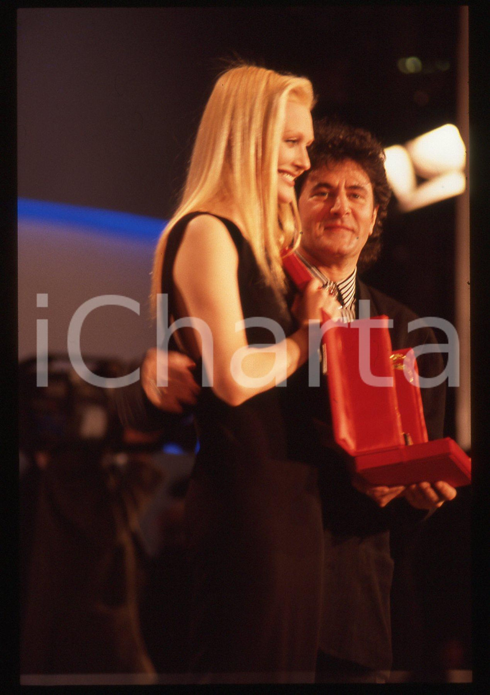 35mm vintage slide* 1989 SANREMO Anna OXA e Fausto LEALI vincono il Festival   Diapositiva d'epoca, in formato 35 mm. CONDIZIONI: GOODE' severamente vietata la riproduzione. Tutti i diritti sono riservati. ICharta mette in vendita, sul negozio eBay e in esclusiva sul sito "icharta" il proprio archivio composto da numerose diapositive e negativi fotografici d'epoca, tutti originali e autentici, che attraversano la storia del costume italiano tra gli la fine degli anni Sessanta e Novanta.Si tratta di uno sguardo inedito sull'attualit&agrave;, la politica, la vita quotidiana, il gossip e la cultura, che fotografa il cambiamento della nazione in quest'ultimo scorcio del XX secolo. Un'occasione unica per il mercato del collezionismo, che vede finalmente disponibile un archivio eccezionale per vastit&agrave;, tematiche e condizioni, in un settore (il negativo fotografico e la diapositiva) di assoluta novit&agrave; e dalle interessanti prospettive di investimento.     originale e autentica 1