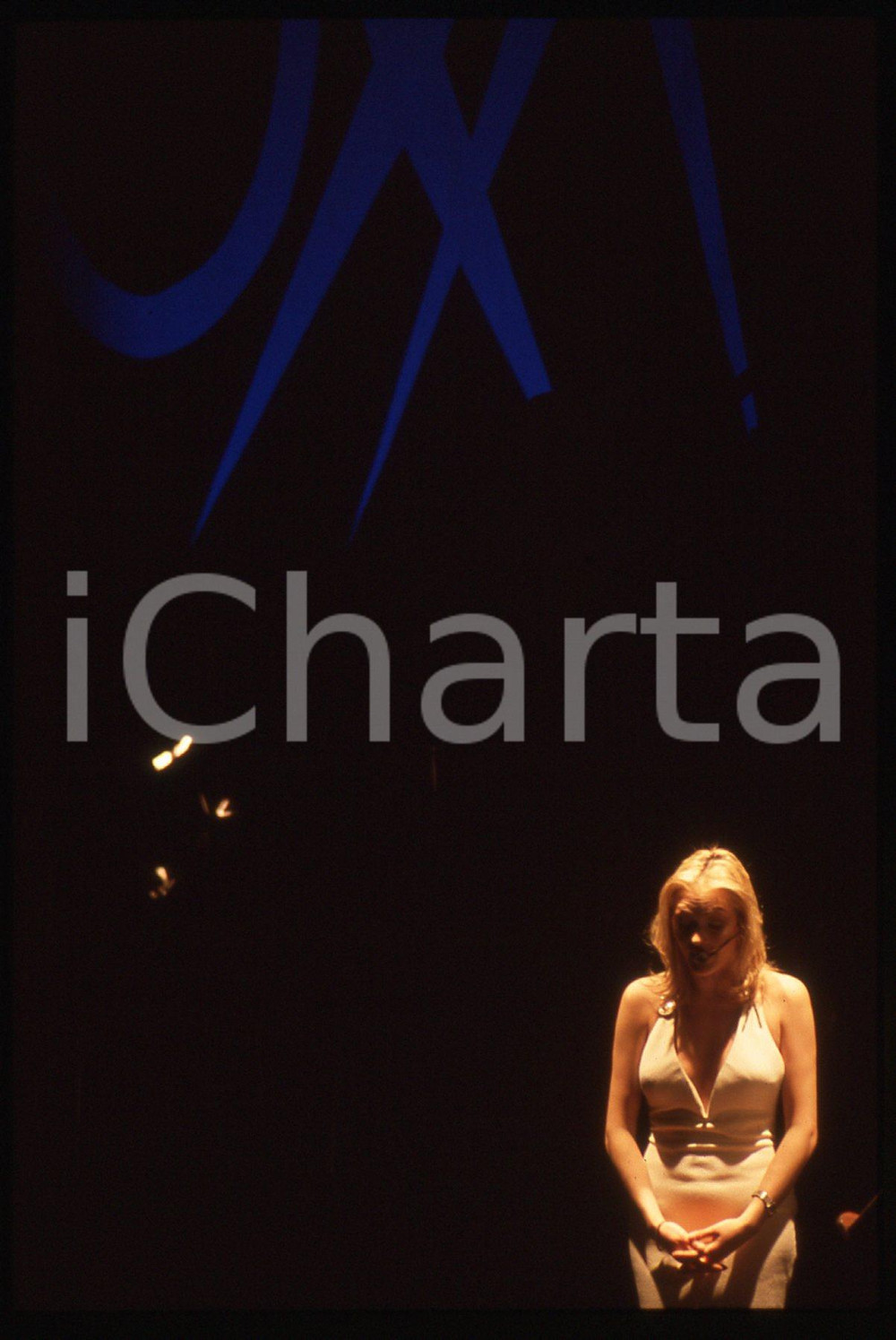 35mm vintage slide* 1990ca Anna OXA durante un'esibizione (7)   Diapositiva d'epoca, in formato 35 mm. CONDIZIONI: GOODE' severamente vietata la riproduzione. Tutti i diritti sono riservati. ICharta mette in vendita, sul negozio eBay e in esclusiva sul sito "icharta" il proprio archivio composto da numerose diapositive e negativi fotografici d'epoca, tutti originali e autentici, che attraversano la storia del costume italiano tra gli la fine degli anni Sessanta e Novanta.Si tratta di uno sguardo inedito sull'attualit&agrave;, la politica, la vita quotidiana, il gossip e la cultura, che fotografa il cambiamento della nazione in quest'ultimo scorcio del XX secolo. Un'occasione unica per il mercato del collezionismo, che vede finalmente disponibile un archivio eccezionale per vastit&agrave;, tematiche e condizioni, in un settore (il negativo fotografico e la diapositiva) di assoluta novit&agrave; e dalle interessanti prospettive di investimento.     originale e autentica 1