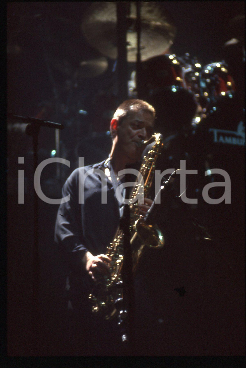 35mm vintage slide* 1990ca Sassofonista durante un concerto di Anna OXA   Diapositiva d'epoca, in formato 35 mm. CONDIZIONI: GOODE' severamente vietata la riproduzione. Tutti i diritti sono riservati. ICharta mette in vendita, sul negozio eBay e in esclusiva sul sito "icharta" il proprio archivio composto da numerose diapositive e negativi fotografici d'epoca, tutti originali e autentici, che attraversano la storia del costume italiano tra gli la fine degli anni Sessanta e Novanta.Si tratta di uno sguardo inedito sull'attualit&agrave;, la politica, la vita quotidiana, il gossip e la cultura, che fotografa il cambiamento della nazione in quest'ultimo scorcio del XX secolo. Un'occasione unica per il mercato del collezionismo, che vede finalmente disponibile un archivio eccezionale per vastit&agrave;, tematiche e condizioni, in un settore (il negativo fotografico e la diapositiva) di assoluta novit&agrave; e dalle interessanti prospettive di investimento.     originale e autentica 1