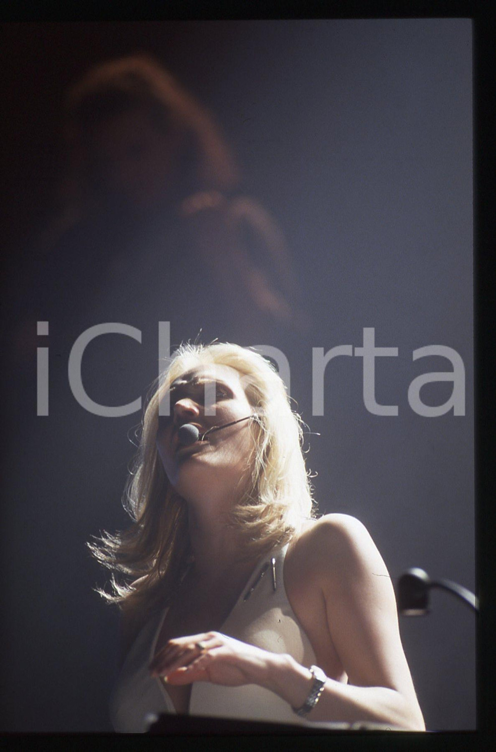 35mm vintage slide* 1990ca Anna OXA durante un'esibizione (10)   Diapositiva d'epoca, in formato 35 mm. CONDIZIONI: GOODE' severamente vietata la riproduzione. Tutti i diritti sono riservati. ICharta mette in vendita, sul negozio eBay e in esclusiva sul sito "icharta" il proprio archivio composto da numerose diapositive e negativi fotografici d'epoca, tutti originali e autentici, che attraversano la storia del costume italiano tra gli la fine degli anni Sessanta e Novanta.Si tratta di uno sguardo inedito sull'attualit&agrave;, la politica, la vita quotidiana, il gossip e la cultura, che fotografa il cambiamento della nazione in quest'ultimo scorcio del XX secolo. Un'occasione unica per il mercato del collezionismo, che vede finalmente disponibile un archivio eccezionale per vastit&agrave;, tematiche e condizioni, in un settore (il negativo fotografico e la diapositiva) di assoluta novit&agrave; e dalle interessanti prospettive di investimento.     originale e autentica 1