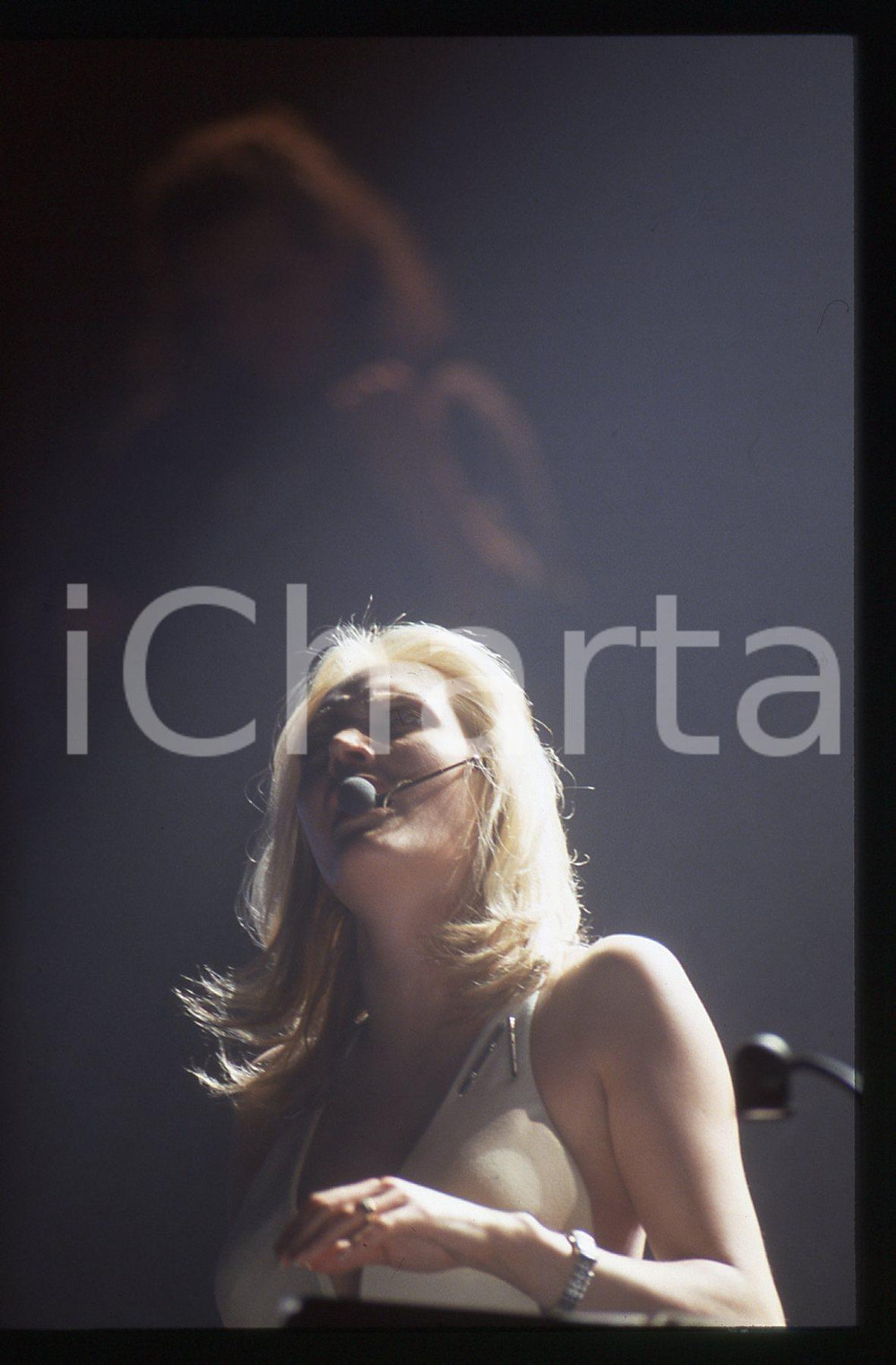 35mm vintage slide* 1990ca Anna OXA durante un'esibizione (11)   Diapositiva d'epoca, in formato 35 mm. CONDIZIONI: GOODE' severamente vietata la riproduzione. Tutti i diritti sono riservati. ICharta mette in vendita, sul negozio eBay e in esclusiva sul sito "icharta" il proprio archivio composto da numerose diapositive e negativi fotografici d'epoca, tutti originali e autentici, che attraversano la storia del costume italiano tra gli la fine degli anni Sessanta e Novanta.Si tratta di uno sguardo inedito sull'attualit&agrave;, la politica, la vita quotidiana, il gossip e la cultura, che fotografa il cambiamento della nazione in quest'ultimo scorcio del XX secolo. Un'occasione unica per il mercato del collezionismo, che vede finalmente disponibile un archivio eccezionale per vastit&agrave;, tematiche e condizioni, in un settore (il negativo fotografico e la diapositiva) di assoluta novit&agrave; e dalle interessanti prospettive di investimento.     originale e autentica 1