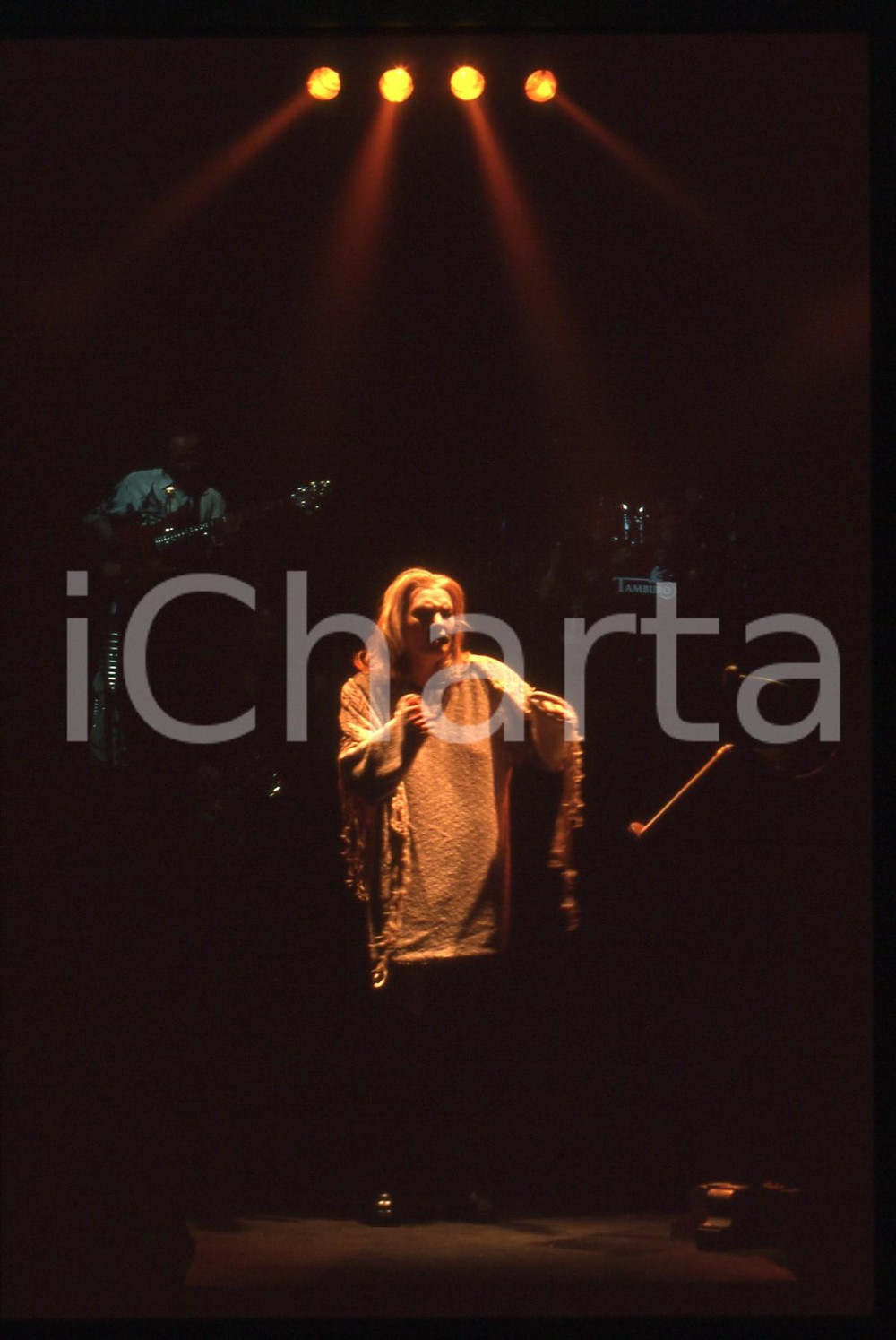 35mm vintage slide* 1990ca Anna OXA in concerto   Diapositiva d'epoca, in formato 35 mm. CONDIZIONI: GOODE' severamente vietata la riproduzione. Tutti i diritti sono riservati. ICharta mette in vendita, sul negozio eBay e in esclusiva sul sito "icharta" il proprio archivio composto da numerose diapositive e negativi fotografici d'epoca, tutti originali e autentici, che attraversano la storia del costume italiano tra gli la fine degli anni Sessanta e Novanta.Si tratta di uno sguardo inedito sull'attualit&agrave;, la politica, la vita quotidiana, il gossip e la cultura, che fotografa il cambiamento della nazione in quest'ultimo scorcio del XX secolo. Un'occasione unica per il mercato del collezionismo, che vede finalmente disponibile un archivio eccezionale per vastit&agrave;, tematiche e condizioni, in un settore (il negativo fotografico e la diapositiva) di assoluta novit&agrave; e dalle interessanti prospettive di investimento.     originale e autentica 1