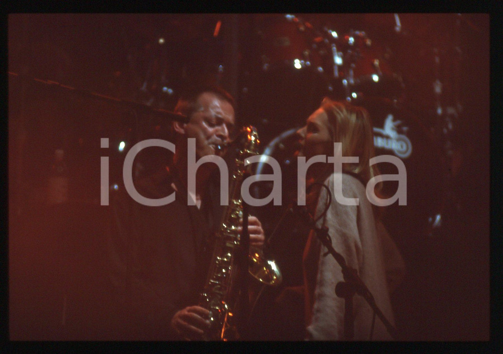 35mm vintage slide* 1990ca Anna OXA con sassofonista in concerto (2)   Diapositiva d'epoca, in formato 35 mm. CONDIZIONI: GOODE' severamente vietata la riproduzione. Tutti i diritti sono riservati. ICharta mette in vendita, sul negozio eBay e in esclusiva sul sito "icharta" il proprio archivio composto da numerose diapositive e negativi fotografici d'epoca, tutti originali e autentici, che attraversano la storia del costume italiano tra gli la fine degli anni Sessanta e Novanta.Si tratta di uno sguardo inedito sull'attualit&agrave;, la politica, la vita quotidiana, il gossip e la cultura, che fotografa il cambiamento della nazione in quest'ultimo scorcio del XX secolo. Un'occasione unica per il mercato del collezionismo, che vede finalmente disponibile un archivio eccezionale per vastit&agrave;, tematiche e condizioni, in un settore (il negativo fotografico e la diapositiva) di assoluta novit&agrave; e dalle interessanti prospettive di investimento.     originale e autentica 1