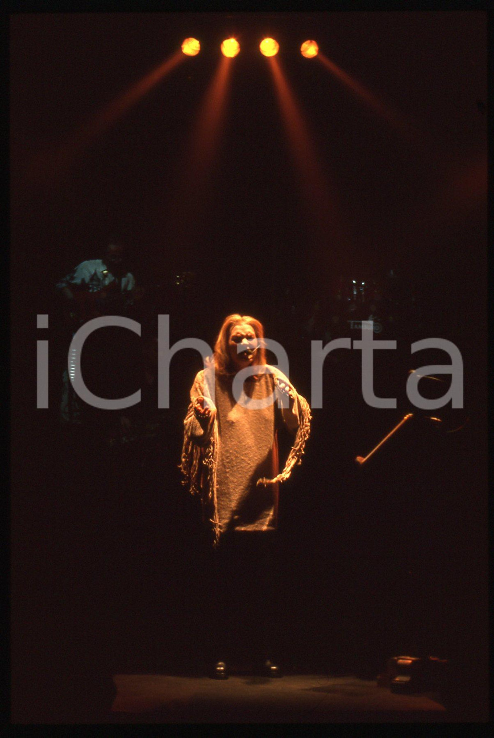 35mm vintage slide* 1990ca Anna OXA in concerto (3)   Diapositiva d'epoca, in formato 35 mm. CONDIZIONI: GOODE' severamente vietata la riproduzione. Tutti i diritti sono riservati. ICharta mette in vendita, sul negozio eBay e in esclusiva sul sito "icharta" il proprio archivio composto da numerose diapositive e negativi fotografici d'epoca, tutti originali e autentici, che attraversano la storia del costume italiano tra gli la fine degli anni Sessanta e Novanta.Si tratta di uno sguardo inedito sull'attualit&agrave;, la politica, la vita quotidiana, il gossip e la cultura, che fotografa il cambiamento della nazione in quest'ultimo scorcio del XX secolo. Un'occasione unica per il mercato del collezionismo, che vede finalmente disponibile un archivio eccezionale per vastit&agrave;, tematiche e condizioni, in un settore (il negativo fotografico e la diapositiva) di assoluta novit&agrave; e dalle interessanti prospettive di investimento.     originale e autentica 1
