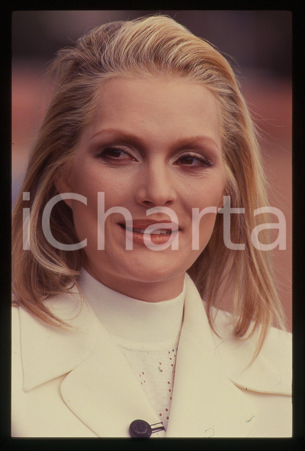 35mm vintage slide* 1990ca Anna OXA ritratto della cantante   Diapositiva d'epoca, in formato 35 mm. CONDIZIONI: GOODE' severamente vietata la riproduzione. Tutti i diritti sono riservati. ICharta mette in vendita, sul negozio eBay e in esclusiva sul sito "icharta" il proprio archivio composto da numerose diapositive e negativi fotografici d'epoca, tutti originali e autentici, che attraversano la storia del costume italiano tra gli la fine degli anni Sessanta e Novanta.Si tratta di uno sguardo inedito sull'attualit&agrave;, la politica, la vita quotidiana, il gossip e la cultura, che fotografa il cambiamento della nazione in quest'ultimo scorcio del XX secolo. Un'occasione unica per il mercato del collezionismo, che vede finalmente disponibile un archivio eccezionale per vastit&agrave;, tematiche e condizioni, in un settore (il negativo fotografico e la diapositiva) di assoluta novit&agrave; e dalle interessanti prospettive di investimento.     originale e autentica 1