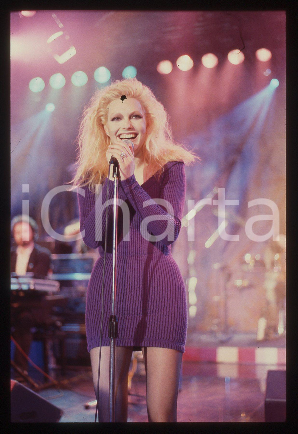 35mm vintage slide* 1988 Anna OXA in concerto canta "Quando nasce un amore" (13)   Diapositiva d'epoca, in formato 35 mm. CONDIZIONI: GOODE' severamente vietata la riproduzione. Tutti i diritti sono riservati. ICharta mette in vendita, sul negozio eBay e in esclusiva sul sito "icharta" il proprio archivio composto da numerose diapositive e negativi fotografici d'epoca, tutti originali e autentici, che attraversano la storia del costume italiano tra gli la fine degli anni Sessanta e Novanta.Si tratta di uno sguardo inedito sull'attualit&agrave;, la politica, la vita quotidiana, il gossip e la cultura, che fotografa il cambiamento della nazione in quest'ultimo scorcio del XX secolo. Un'occasione unica per il mercato del collezionismo, che vede finalmente disponibile un archivio eccezionale per vastit&agrave;, tematiche e condizioni, in un settore (il negativo fotografico e la diapositiva) di assoluta novit&agrave; e dalle interessanti prospettive di investimento.     originale e autentica 1