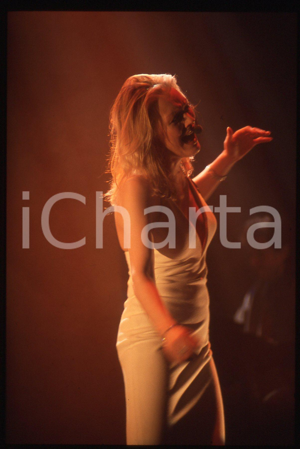 35mm vintage slide* 1990ca Anna OXA in concerto (9)   Diapositiva d'epoca, in formato 35 mm. CONDIZIONI: GOODE' severamente vietata la riproduzione. Tutti i diritti sono riservati. ICharta mette in vendita, sul negozio eBay e in esclusiva sul sito "icharta" il proprio archivio composto da numerose diapositive e negativi fotografici d'epoca, tutti originali e autentici, che attraversano la storia del costume italiano tra gli la fine degli anni Sessanta e Novanta.Si tratta di uno sguardo inedito sull'attualit&agrave;, la politica, la vita quotidiana, il gossip e la cultura, che fotografa il cambiamento della nazione in quest'ultimo scorcio del XX secolo. Un'occasione unica per il mercato del collezionismo, che vede finalmente disponibile un archivio eccezionale per vastit&agrave;, tematiche e condizioni, in un settore (il negativo fotografico e la diapositiva) di assoluta novit&agrave; e dalle interessanti prospettive di investimento.     originale e autentica 1
