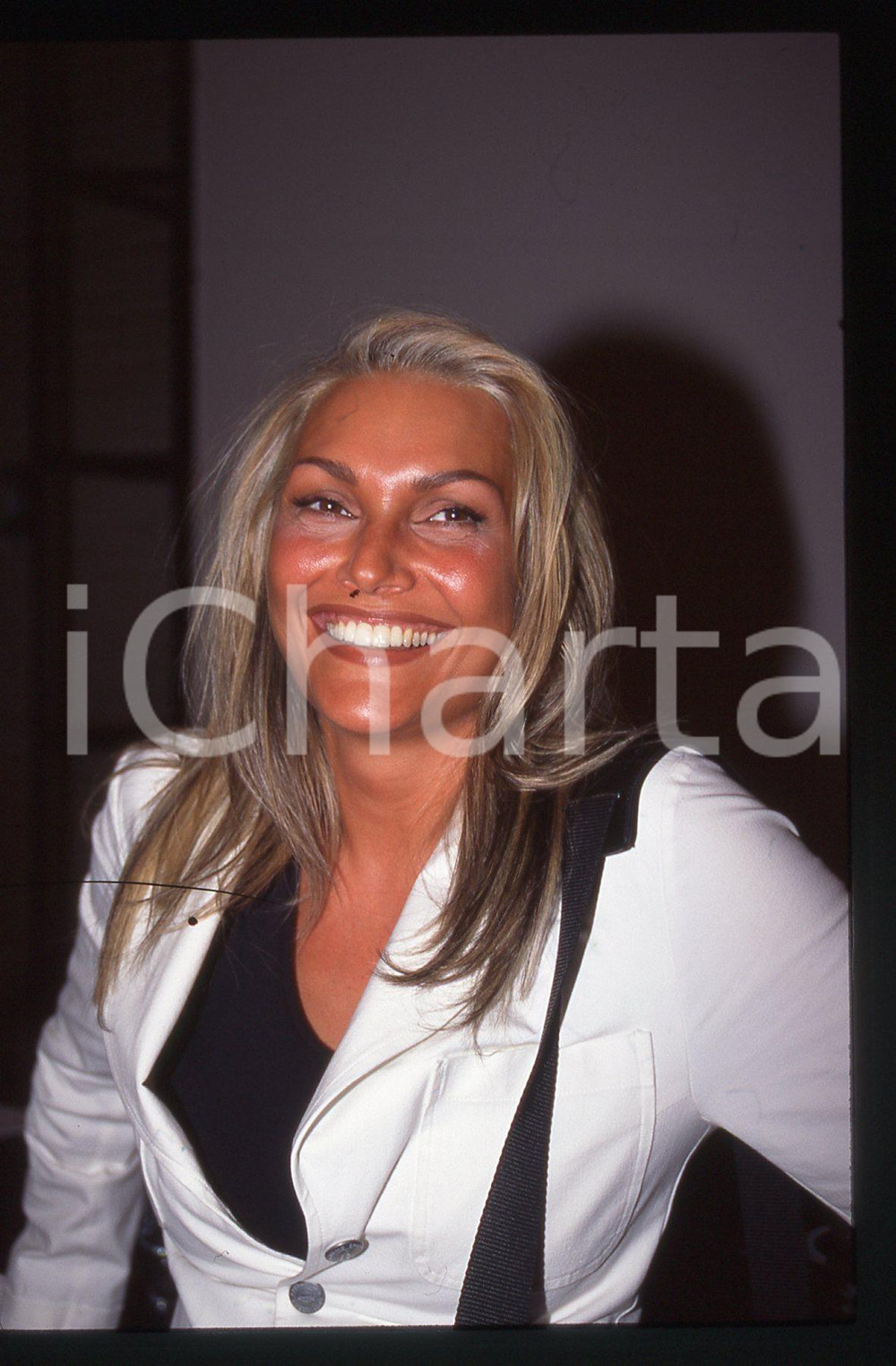 35mm vintage slide* 1990ca Anna OXA ritratto della cantante (5)   Diapositiva d'epoca, in formato 35 mm. CONDIZIONI: GOODE' severamente vietata la riproduzione. Tutti i diritti sono riservati. ICharta mette in vendita, sul negozio eBay e in esclusiva sul sito "icharta" il proprio archivio composto da numerose diapositive e negativi fotografici d'epoca, tutti originali e autentici, che attraversano la storia del costume italiano tra gli la fine degli anni Sessanta e Novanta.Si tratta di uno sguardo inedito sull'attualit&agrave;, la politica, la vita quotidiana, il gossip e la cultura, che fotografa il cambiamento della nazione in quest'ultimo scorcio del XX secolo. Un'occasione unica per il mercato del collezionismo, che vede finalmente disponibile un archivio eccezionale per vastit&agrave;, tematiche e condizioni, in un settore (il negativo fotografico e la diapositiva) di assoluta novit&agrave; e dalle interessanti prospettive di investimento.     originale e autentica 1